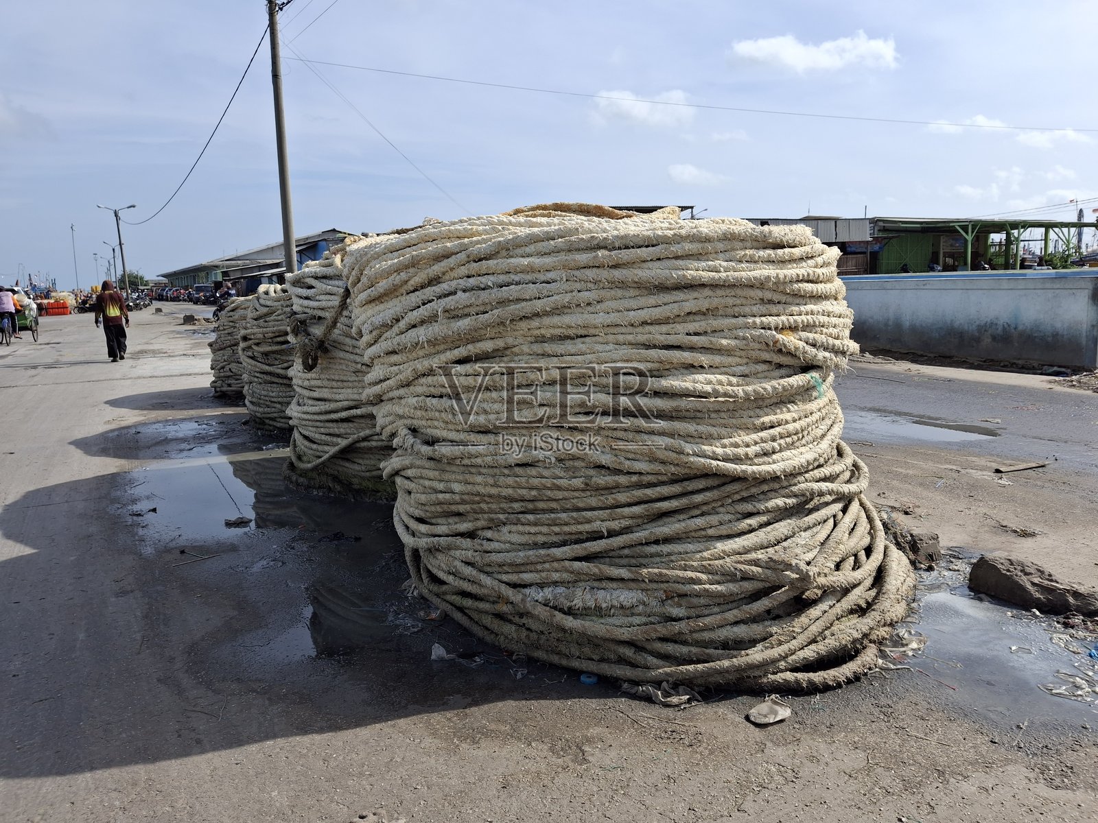 港口或渔业拍卖区常用的用于捕鱼或船舶的大量绳索照片摄影图片