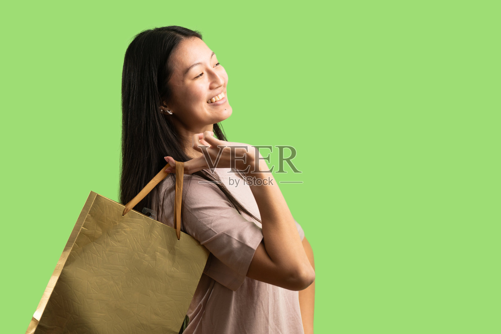 年轻的亚洲女性提着购物袋享受购物乐趣照片摄影图片