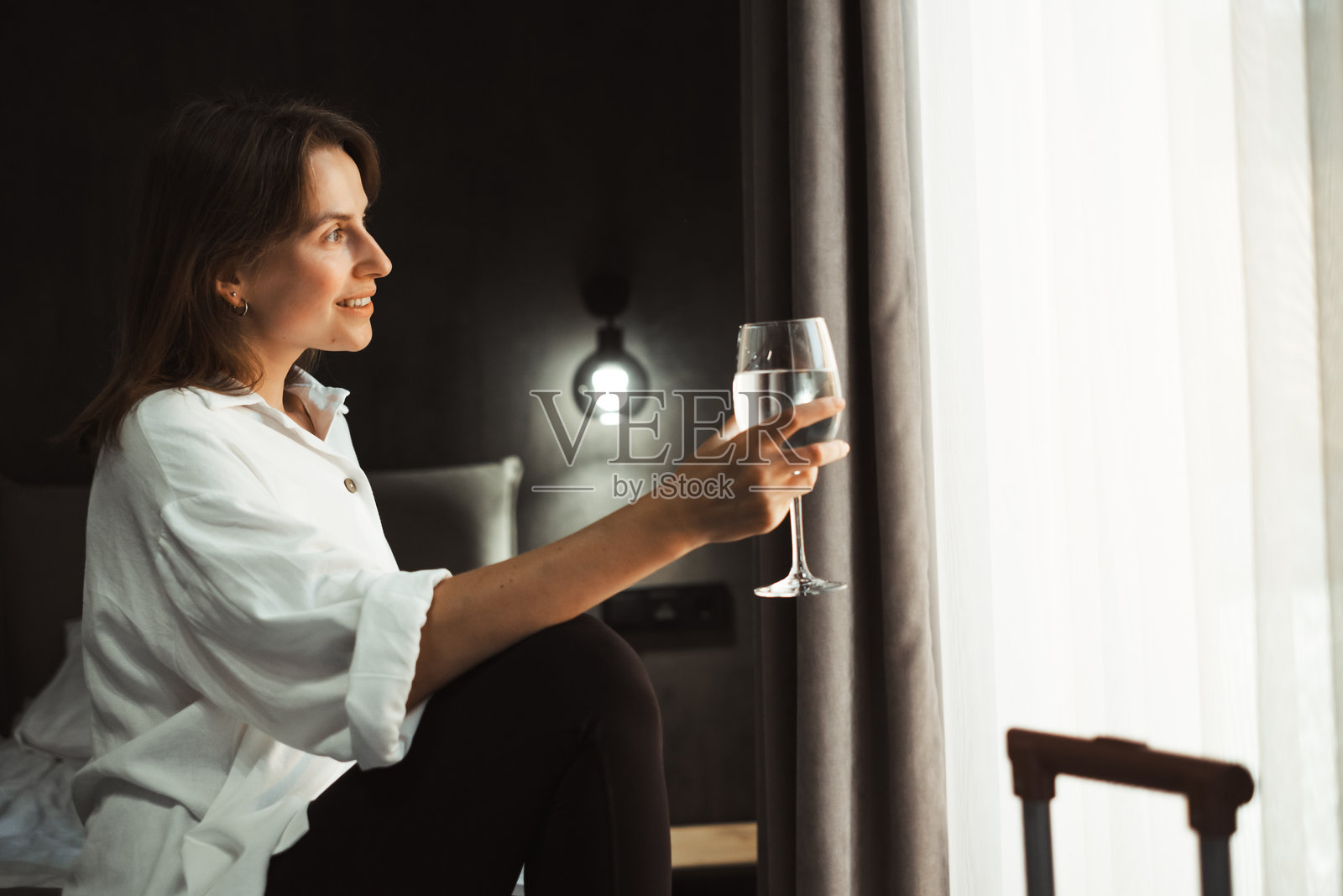 女人在酒店房间里休息,若有所思照片摄影图片