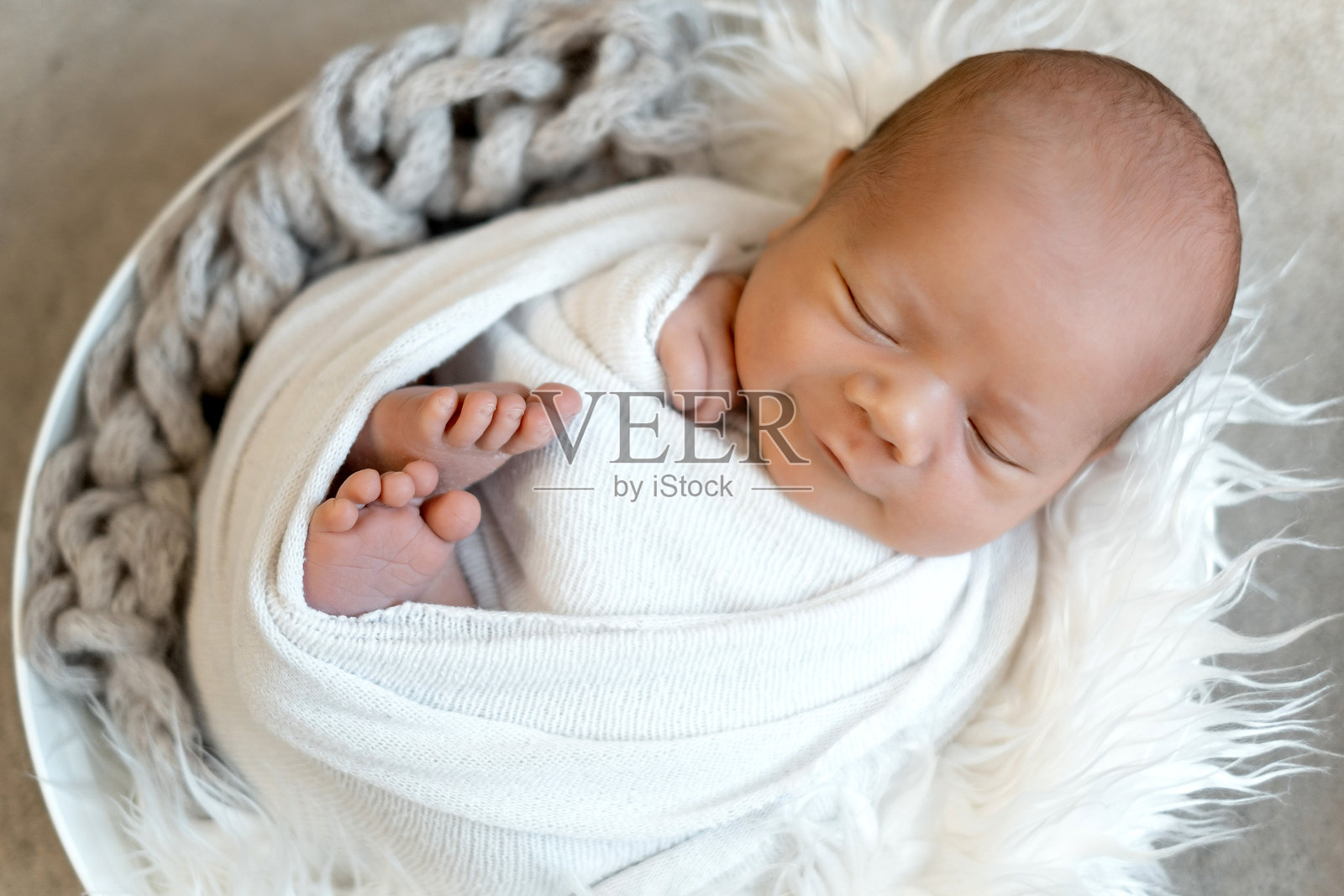 一个穿着纸尿裤的新生儿在白色孤立的背景上安详地睡觉,睡着的婴儿,留有文字空间照片摄影图片