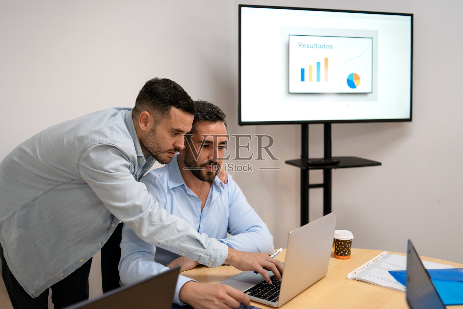 商业同事在笔记本电脑上协作,审查公司数据照片摄影图片