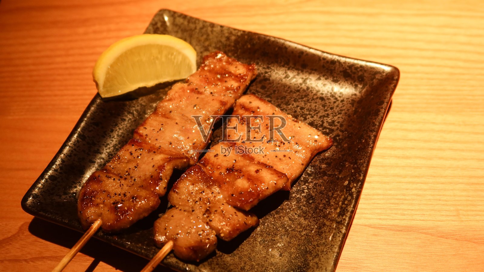 两串黑胡椒烤牛舌照片摄影图片