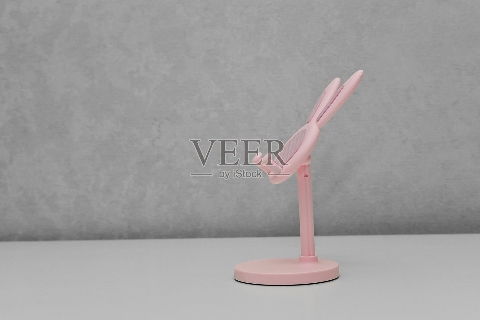 智能手机支架放置在桌面上的智能手机照片摄影图片