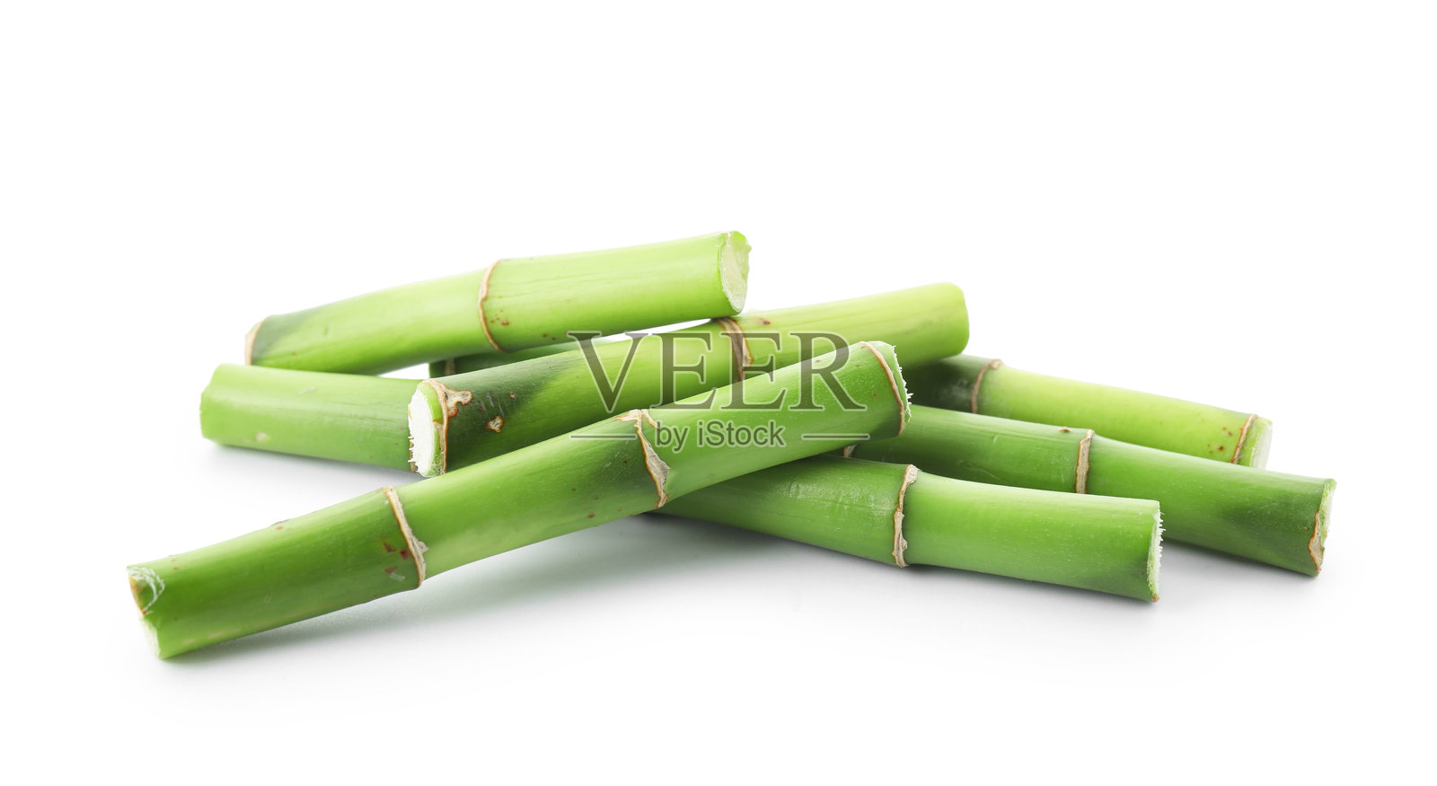 切下的绿色竹竿,孤立在白色背景上照片摄影图片