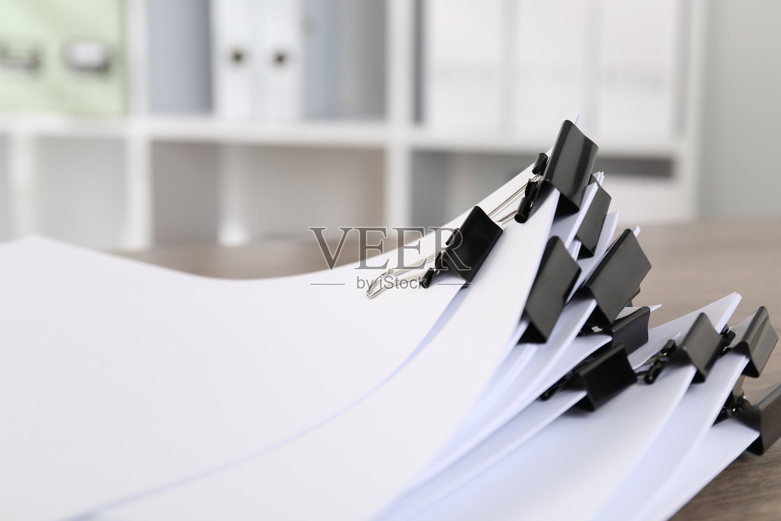 桌上的文件和长尾夹特写照片摄影图片