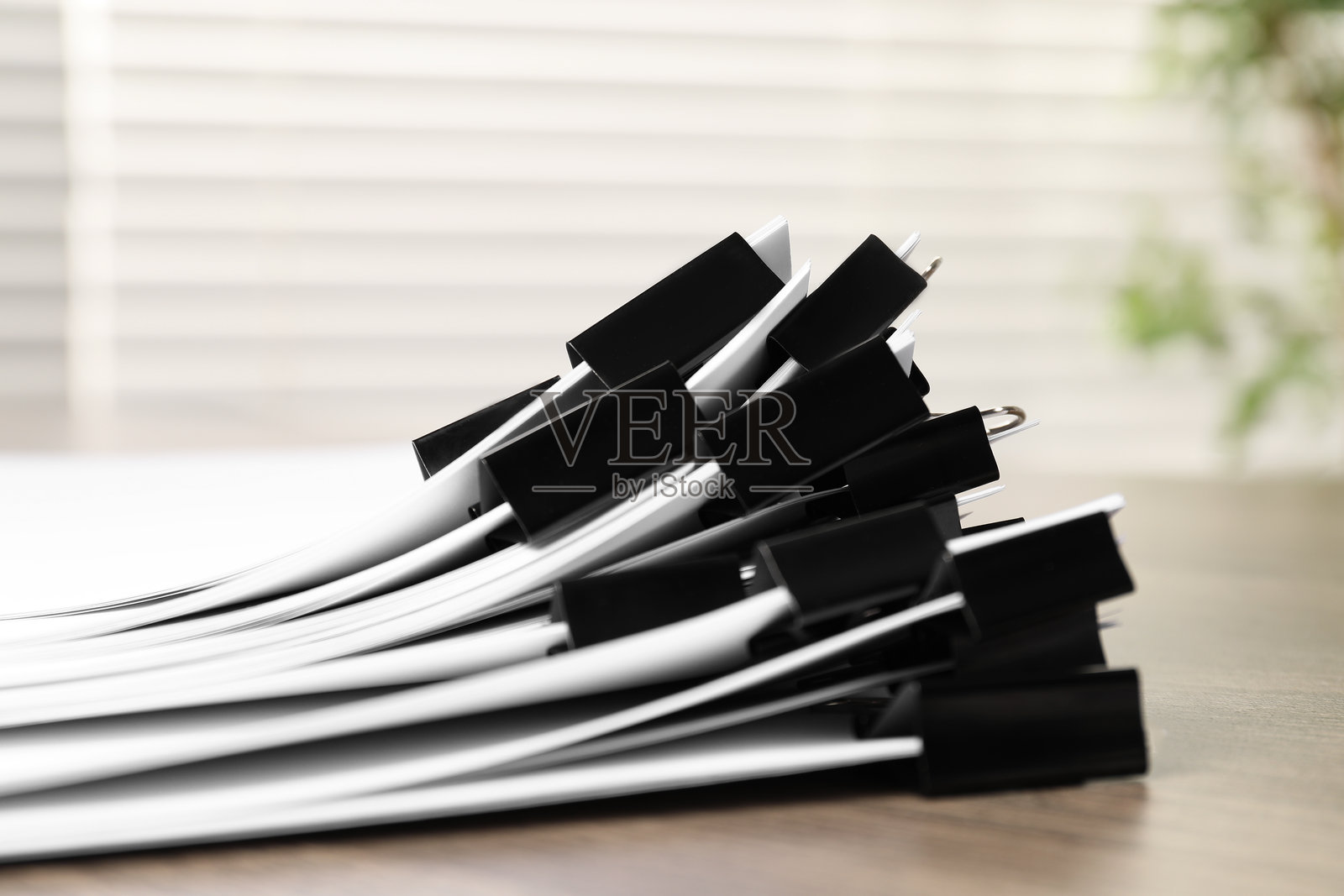 桌上的文件和长尾夹特写照片摄影图片