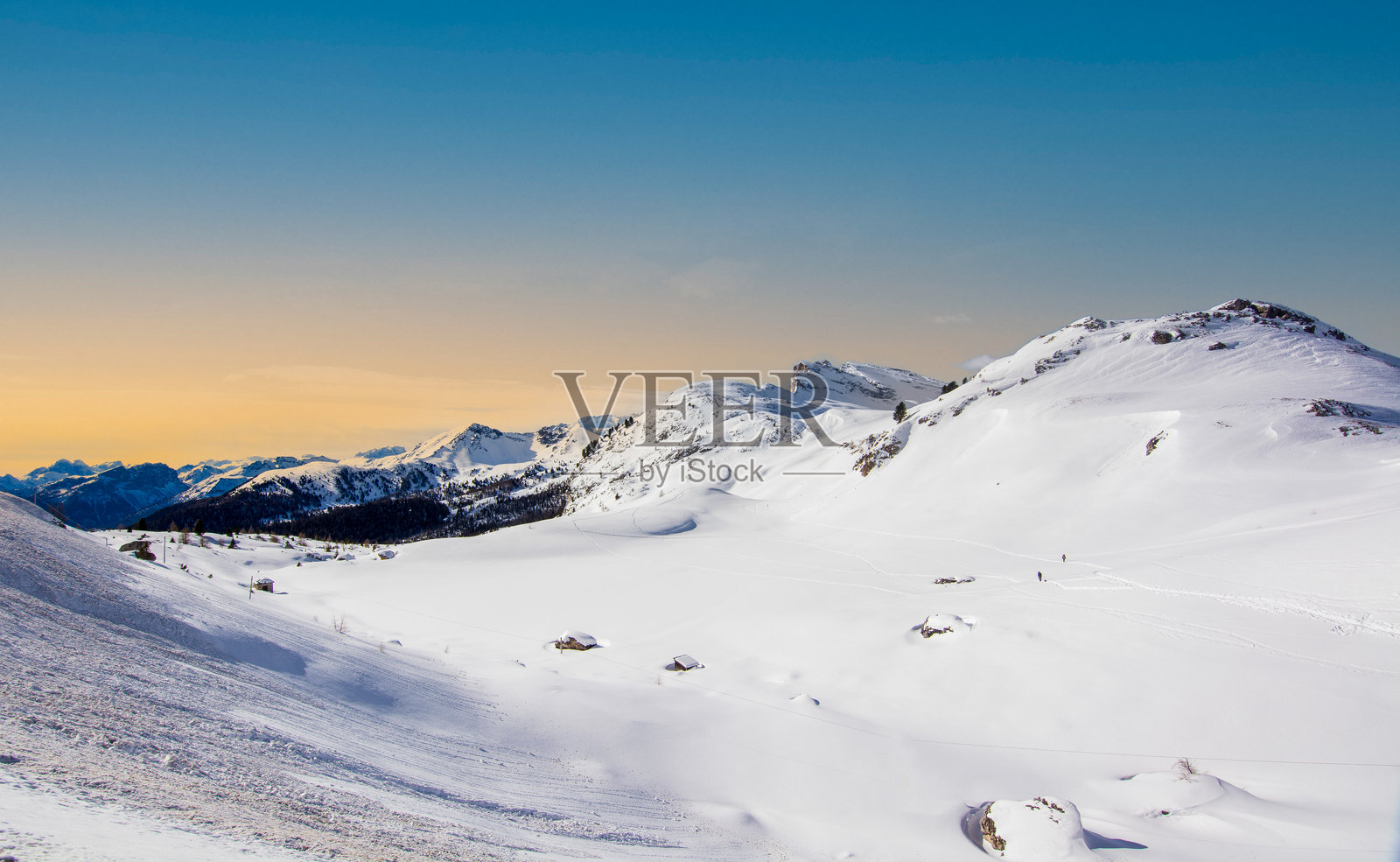 意大利多洛米蒂山脉瓦尔帕罗拉山口美丽的冬季日落照片摄影图片