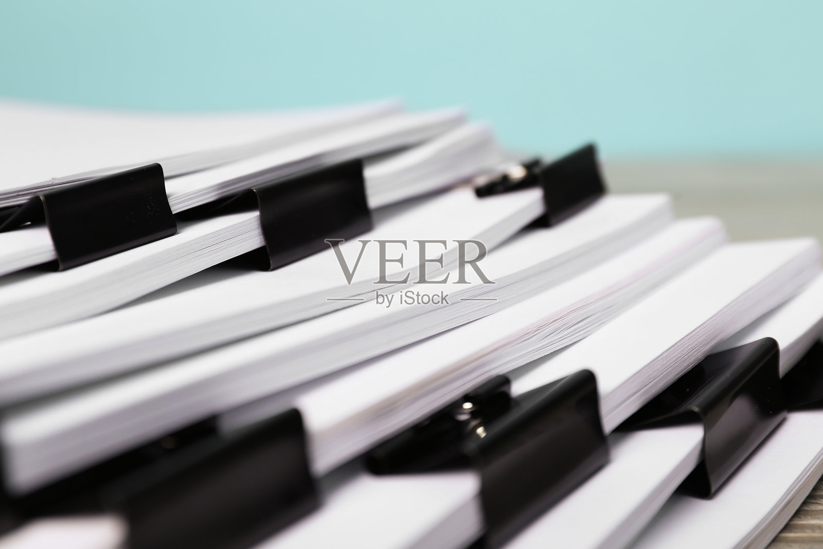 桌上的文件和长尾夹特写照片摄影图片