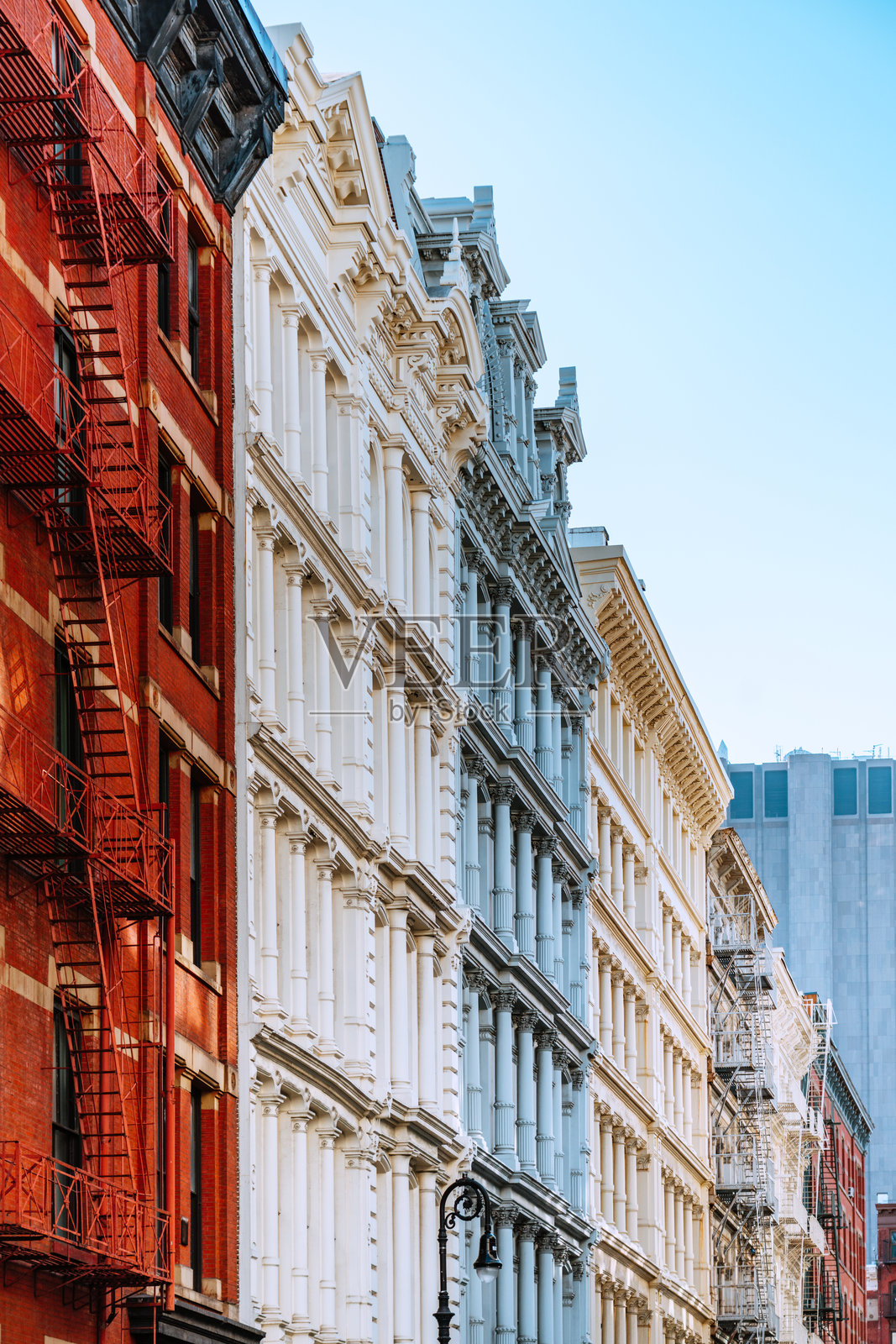 曼哈顿街道旁的色彩缤纷的联排房屋照片摄影图片