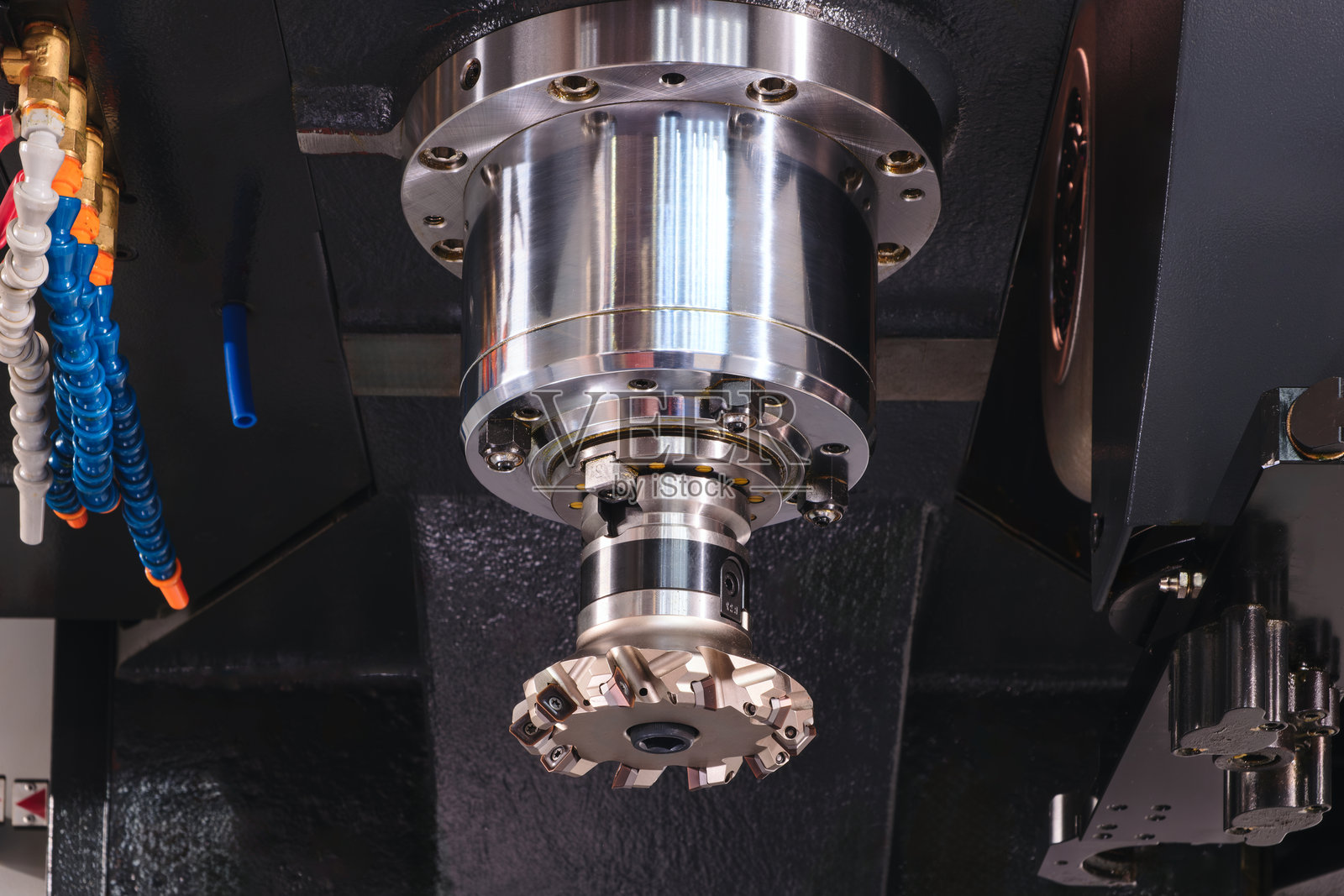 可编程现代数控数字程序机床,专业金属加工机床。工业金属加工概念背景照片摄影图片