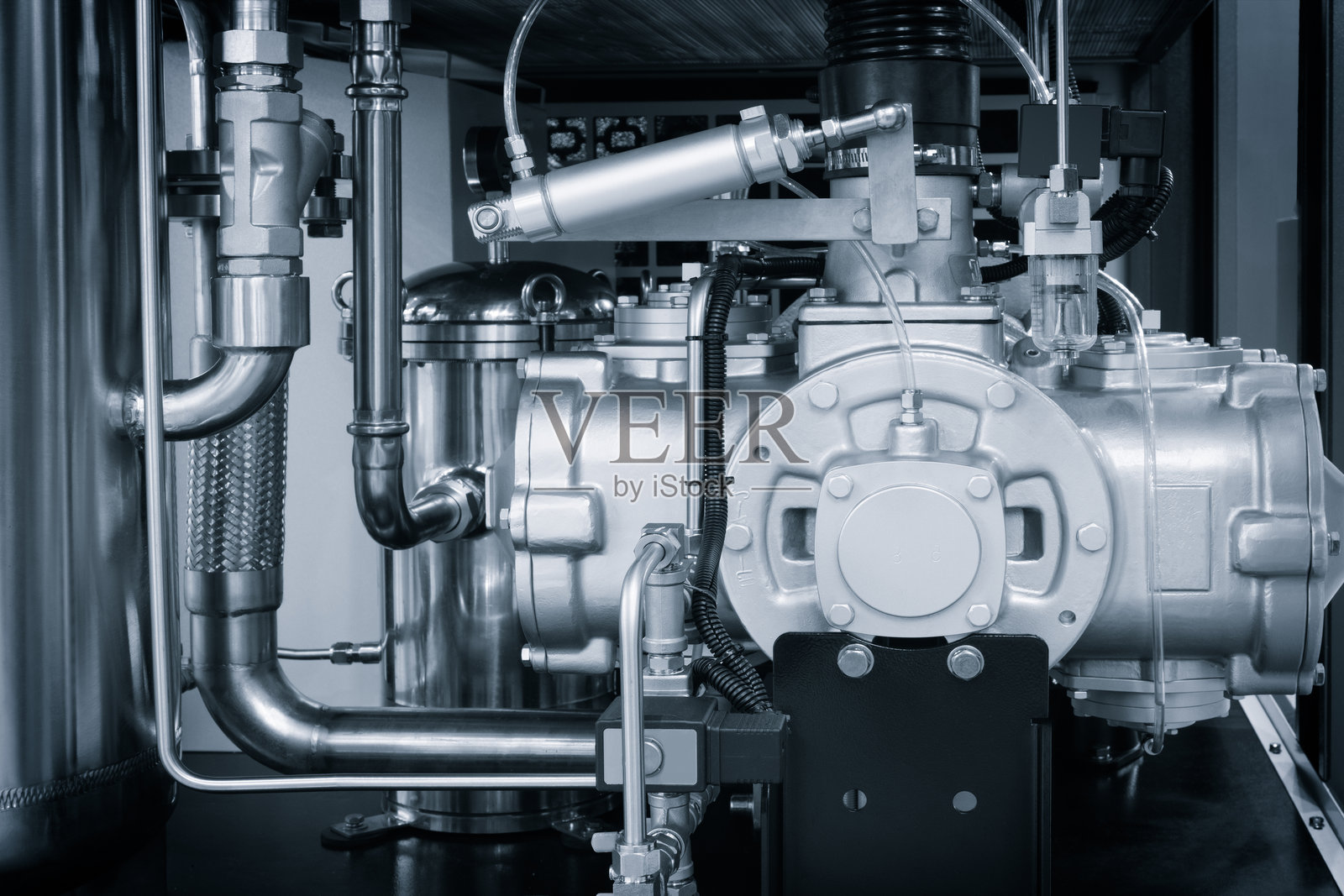 特写黑色发动机,上面有一个白色部件。该发动机是一台大型机器。照片摄影图片