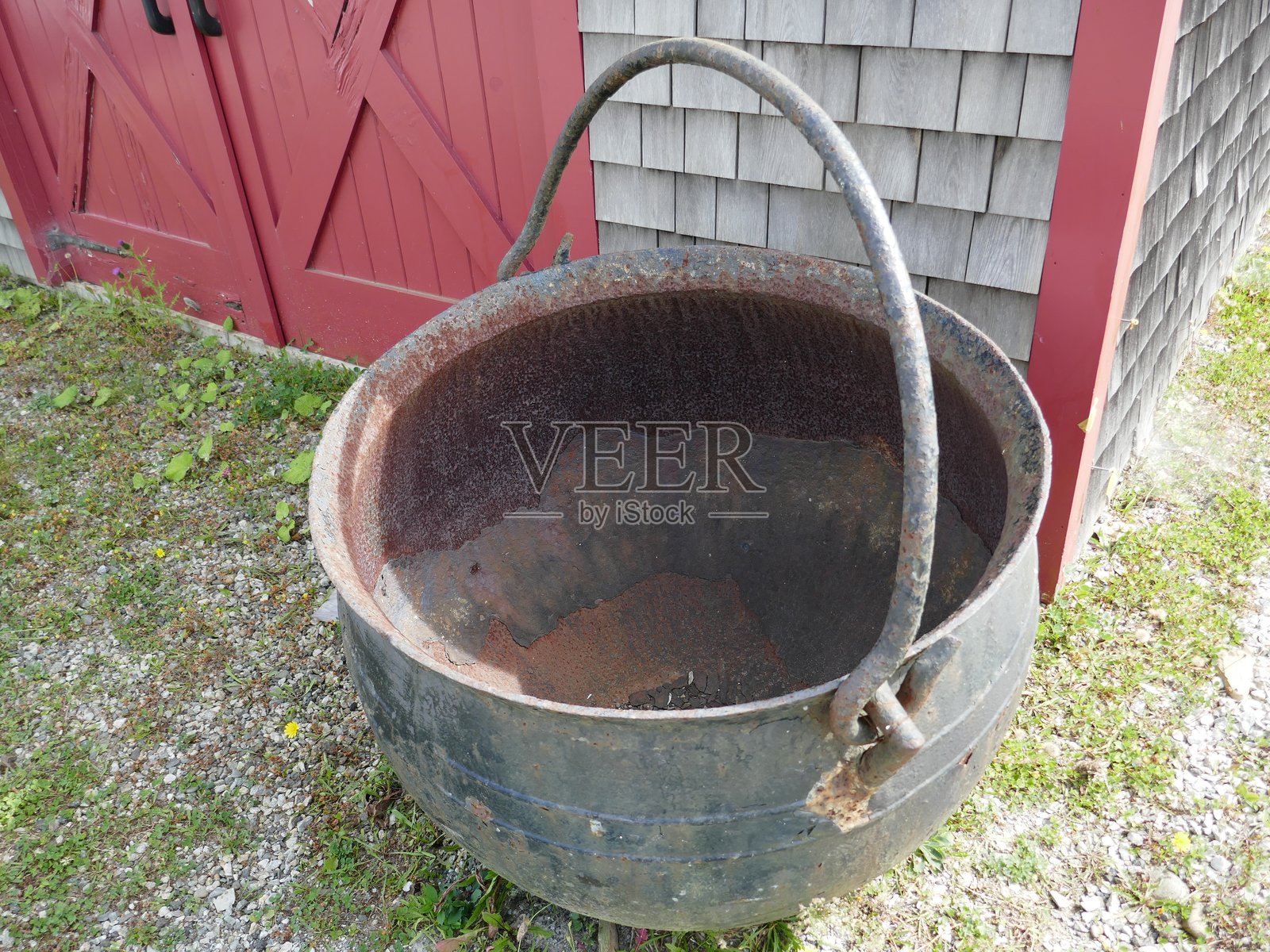 大型生锈的历史工业金属大锅照片摄影图片