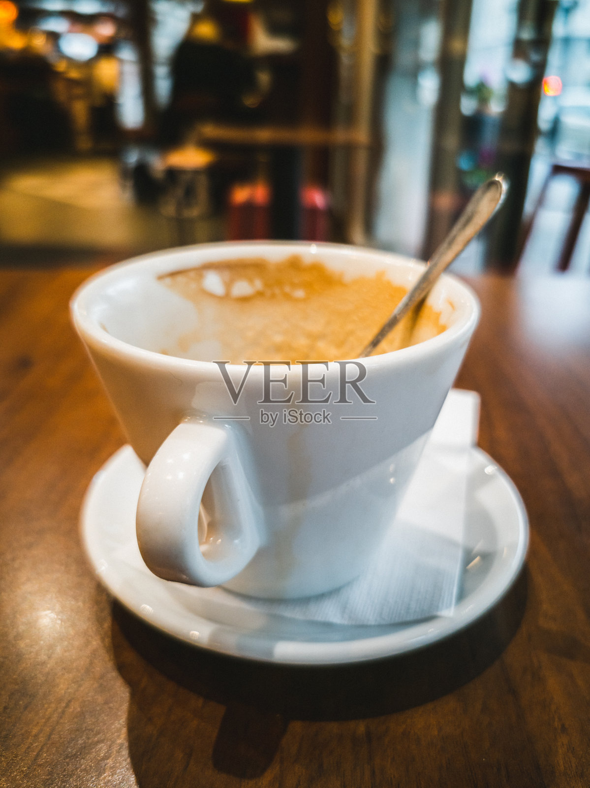 刚做好的卡布奇诺特写,象征着放松时刻和意大利咖啡文化,意大利的里雅斯特照片摄影图片