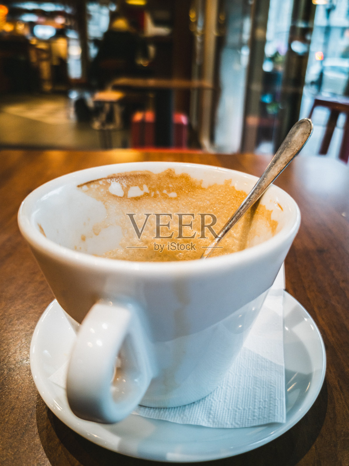 刚做好的卡布奇诺特写,象征着放松时刻和意大利咖啡文化,地点:意大利的里雅斯特照片摄影图片