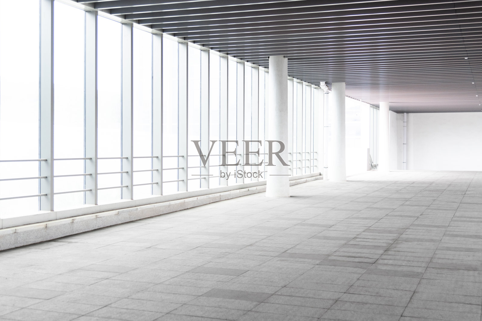 现代化办公楼的空走廊照片摄影图片