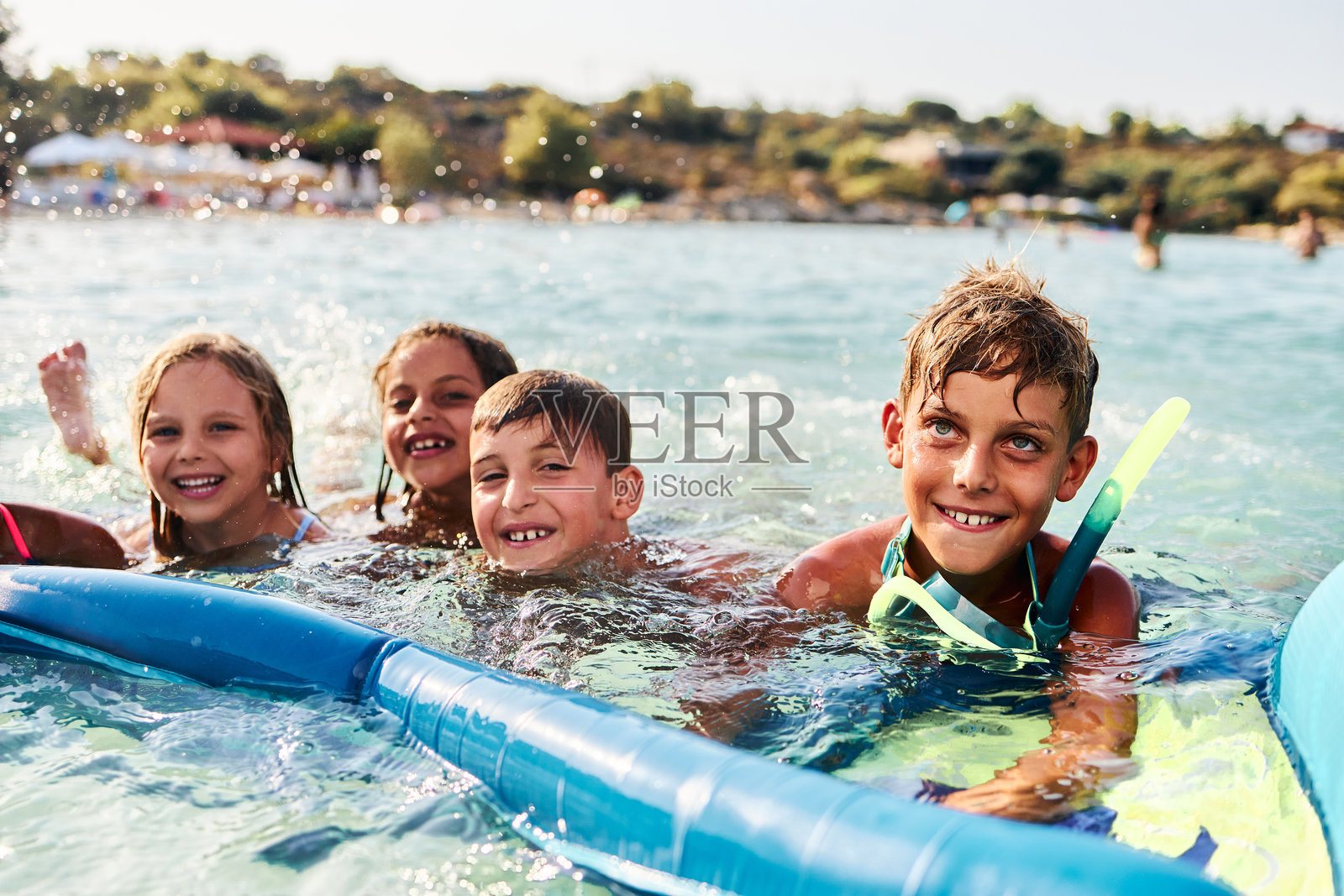 孩子们在夏日假期里在海中畅游,欢声笑语,尽享欢乐时光照片摄影图片
