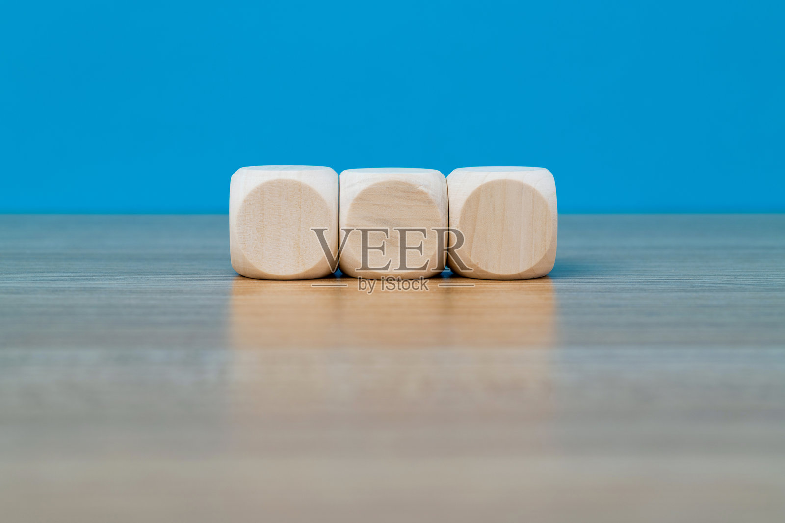 桌上的三种积木形状照片摄影图片