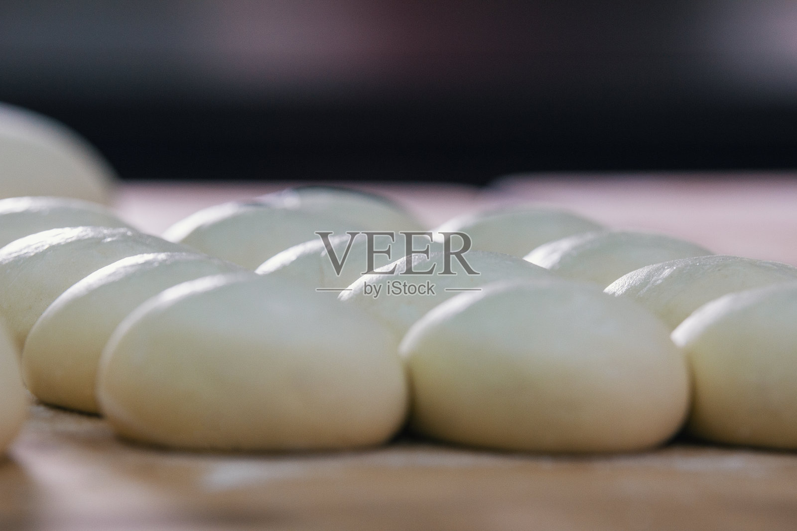 烤盘上的生面包照片摄影图片