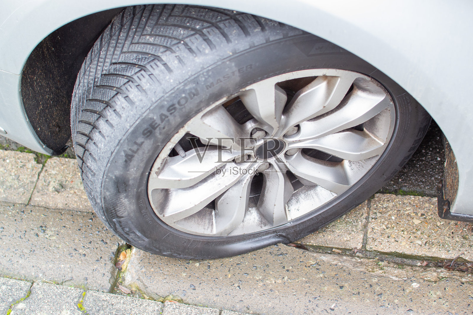 违规停车,轮胎压在人行道上,轮胎变形照片摄影图片