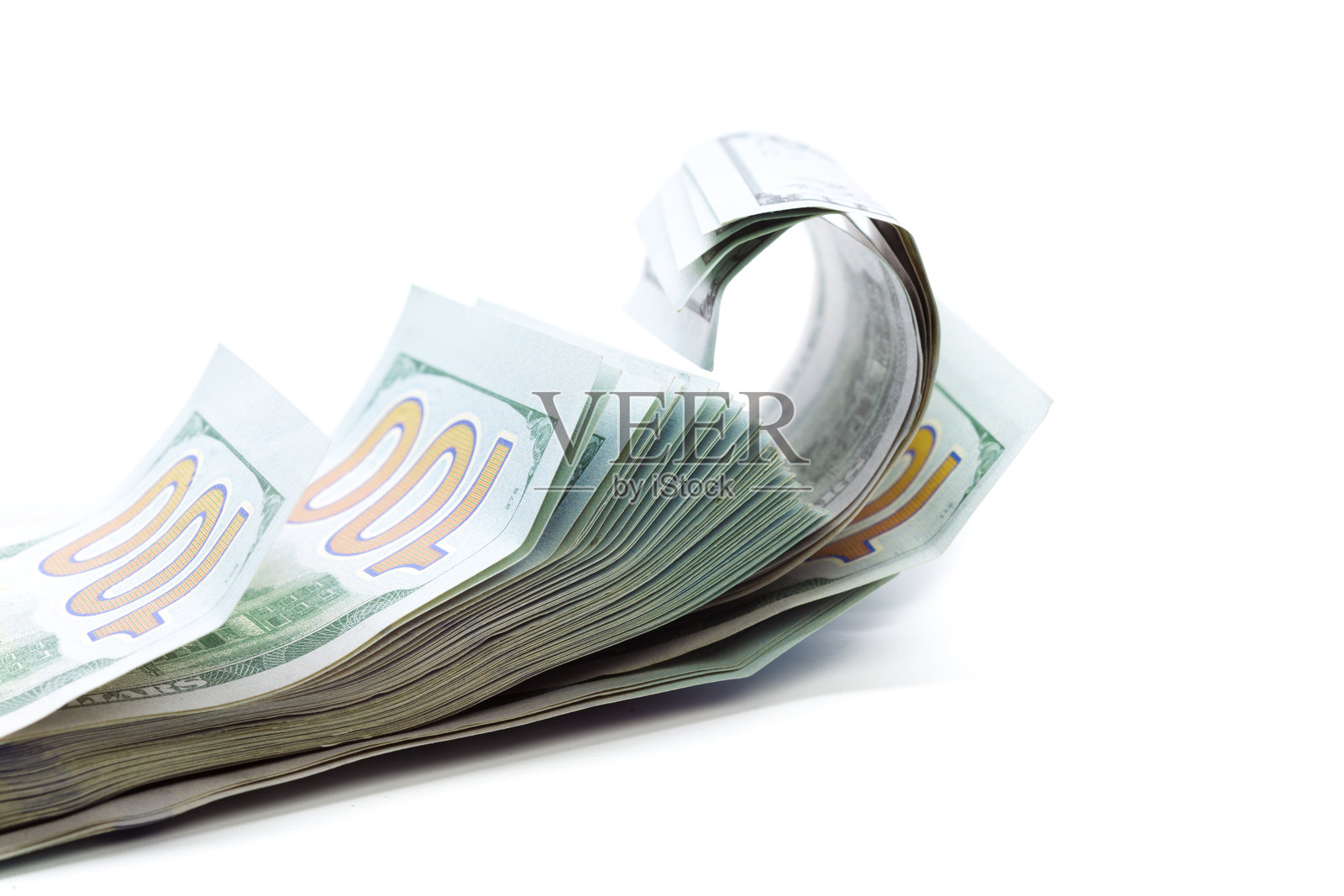 白天在简单背景的白色表面上堆叠的现金照片摄影图片