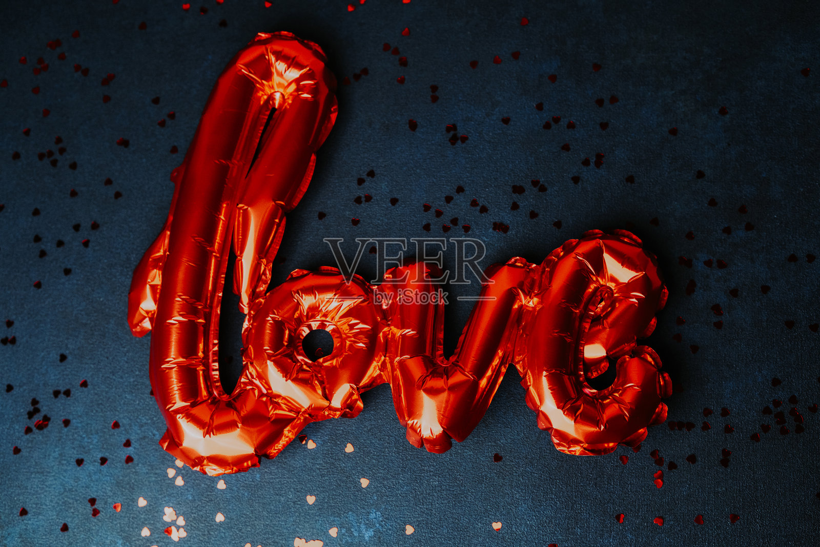 情人节背景下,美丽的闪亮红色爱心气球字母和心形纸屑照片摄影图片