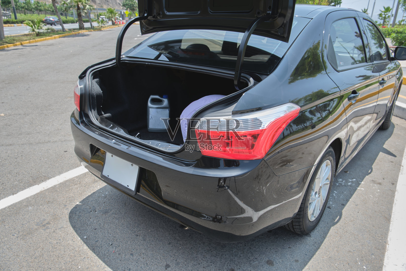 黑色轿车后备箱敞开停在停车场照片摄影图片