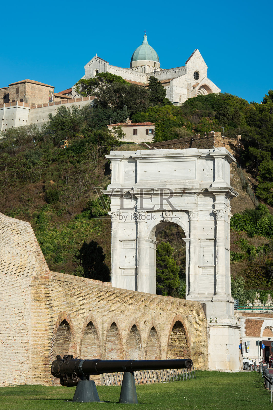 2024年2月2日,意大利马尔凯安科纳,图拉真凯旋门和圣西里亚科大教堂的风景照片摄影图片