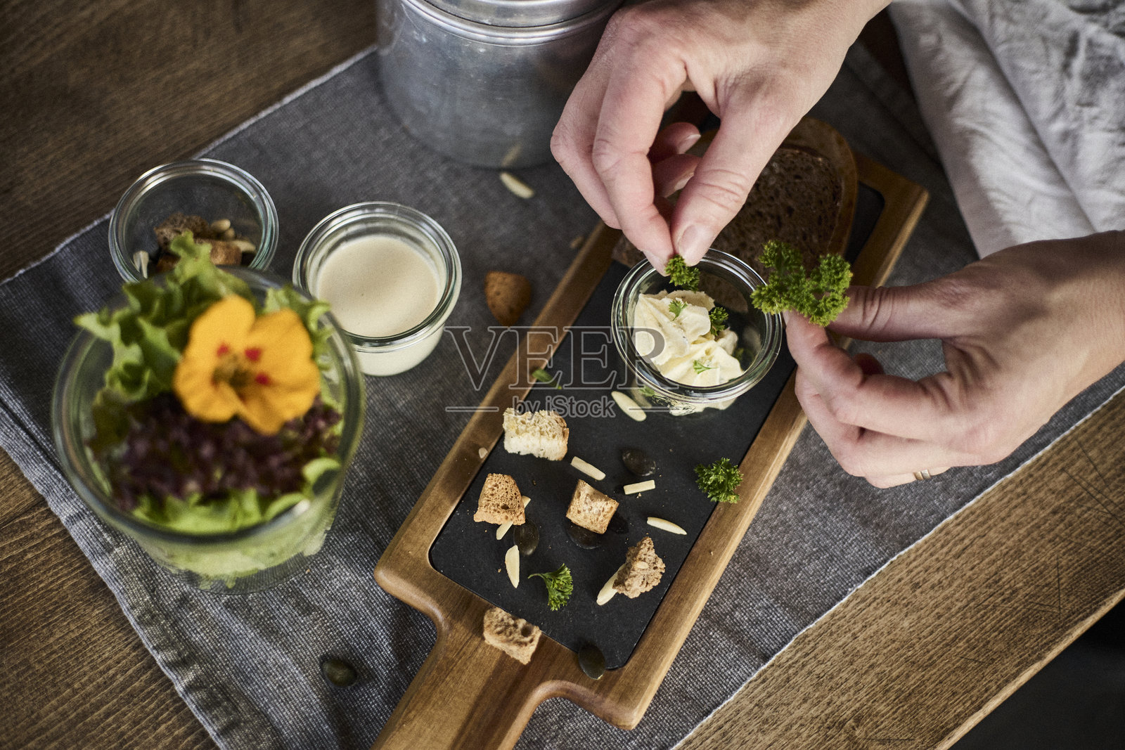 瑞士酒店早餐,人们提供食物照片摄影图片