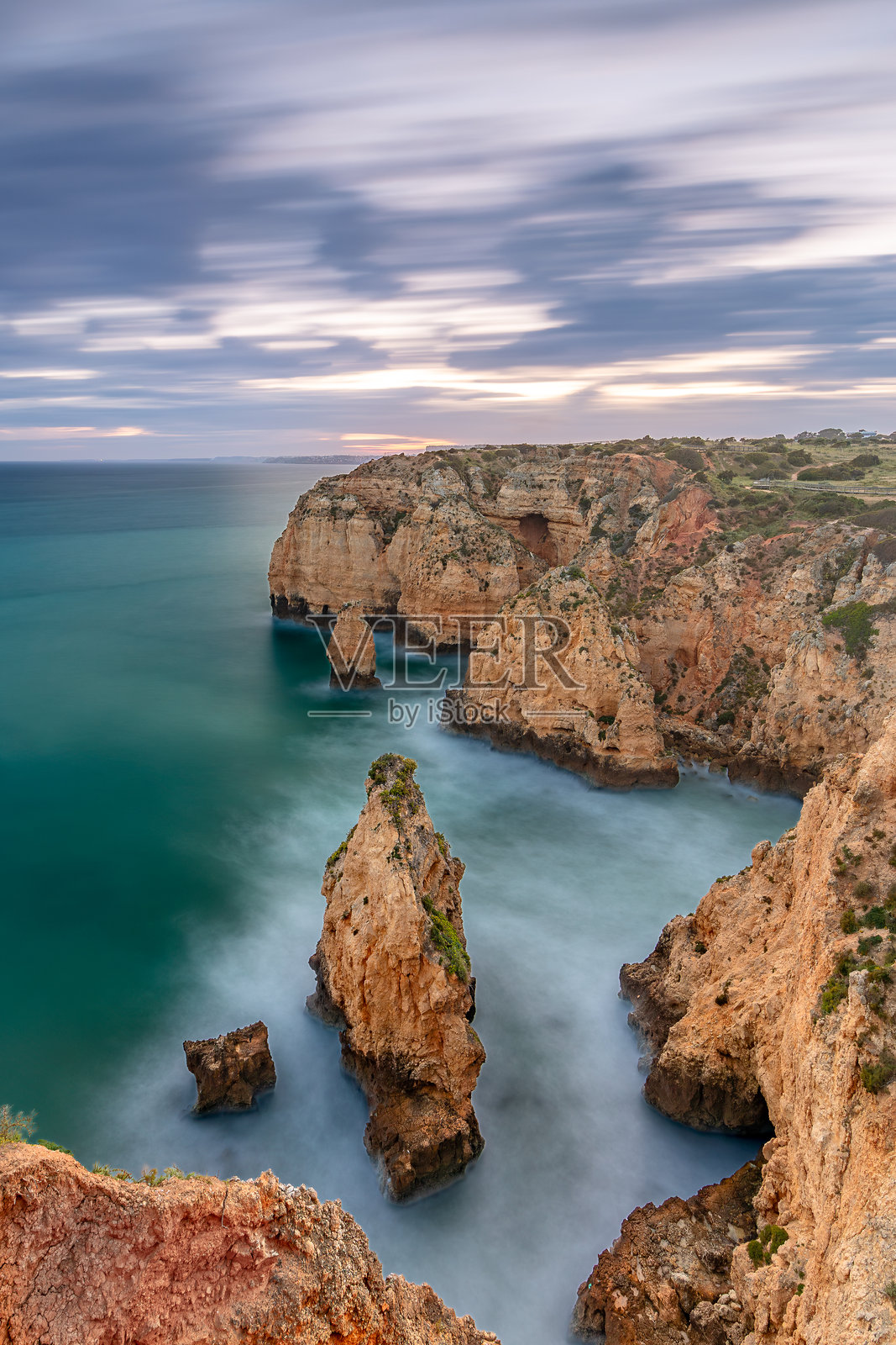 葡萄牙拉各斯附近蓬塔达皮达迪海蚀柱的日落照片摄影图片