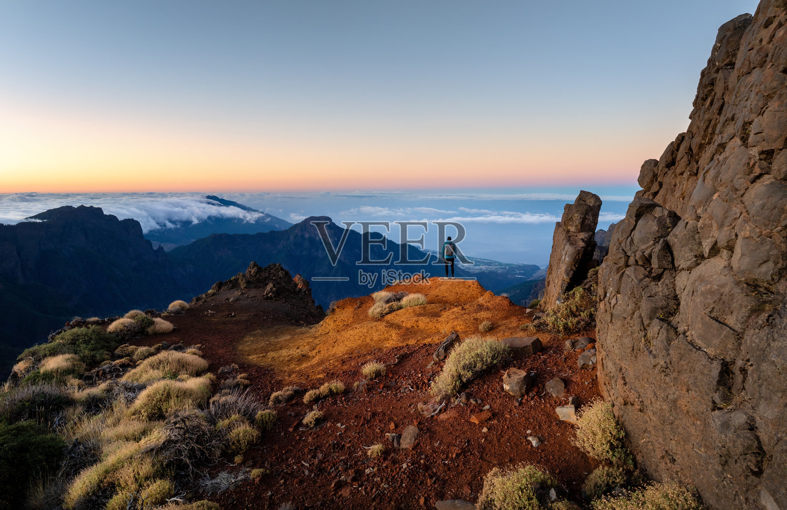 徒步攀登拉帕尔马岛的男子照片摄影图片