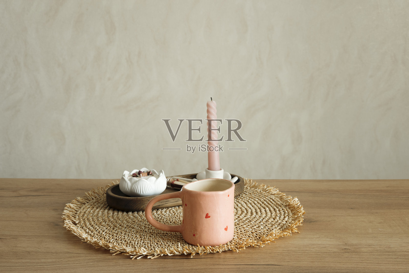 家装室内桌上的心形图案陶瓷杯和蜡烛,留有复制空间。照片摄影图片