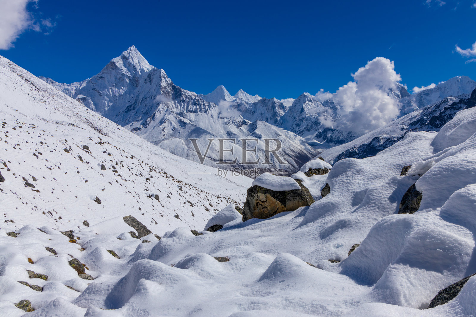 珠穆朗玛峰大本营的喜马拉雅山脉风光照片摄影图片