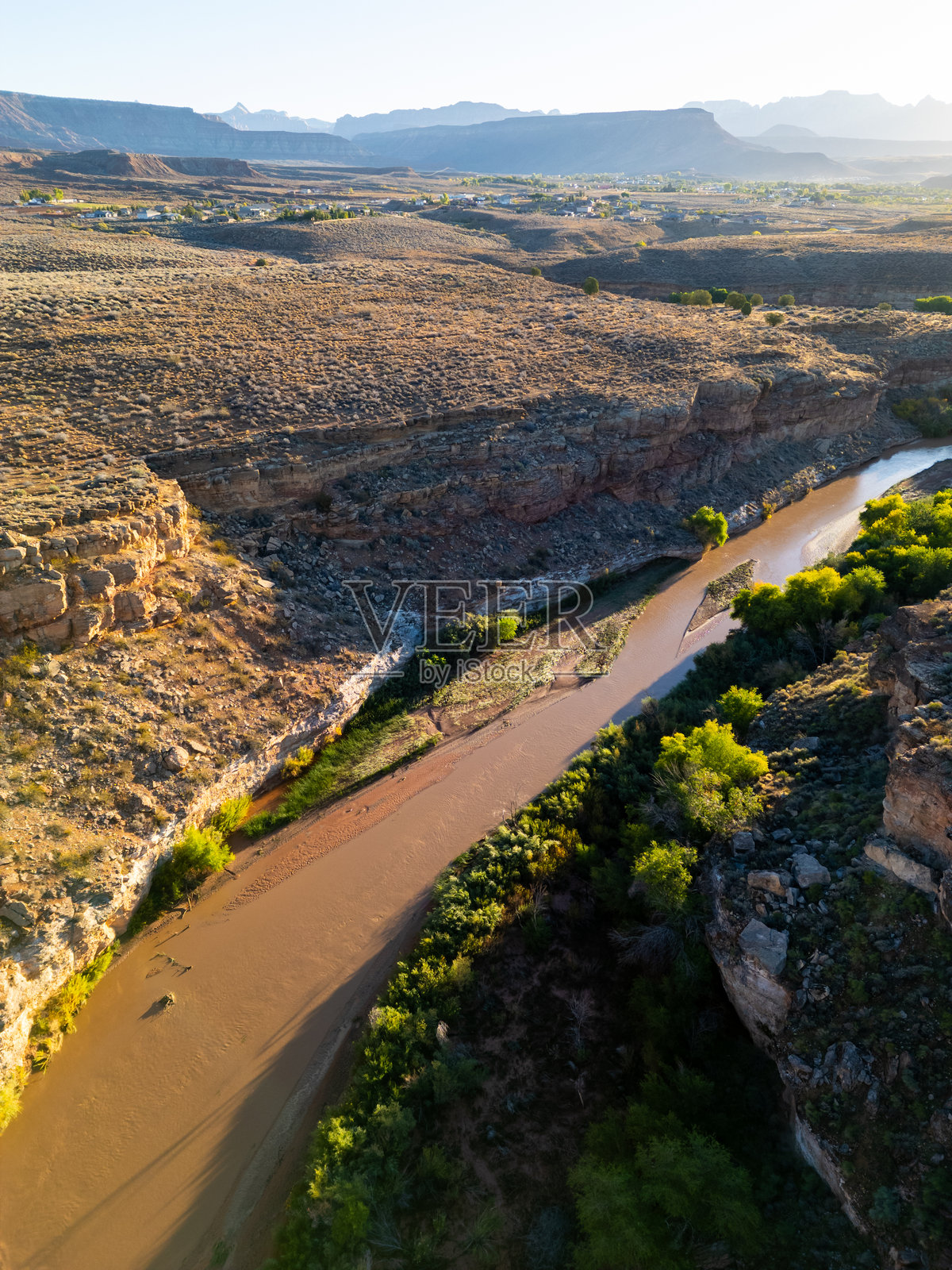 蜿蜒的维珍河的空中视角照片摄影图片
