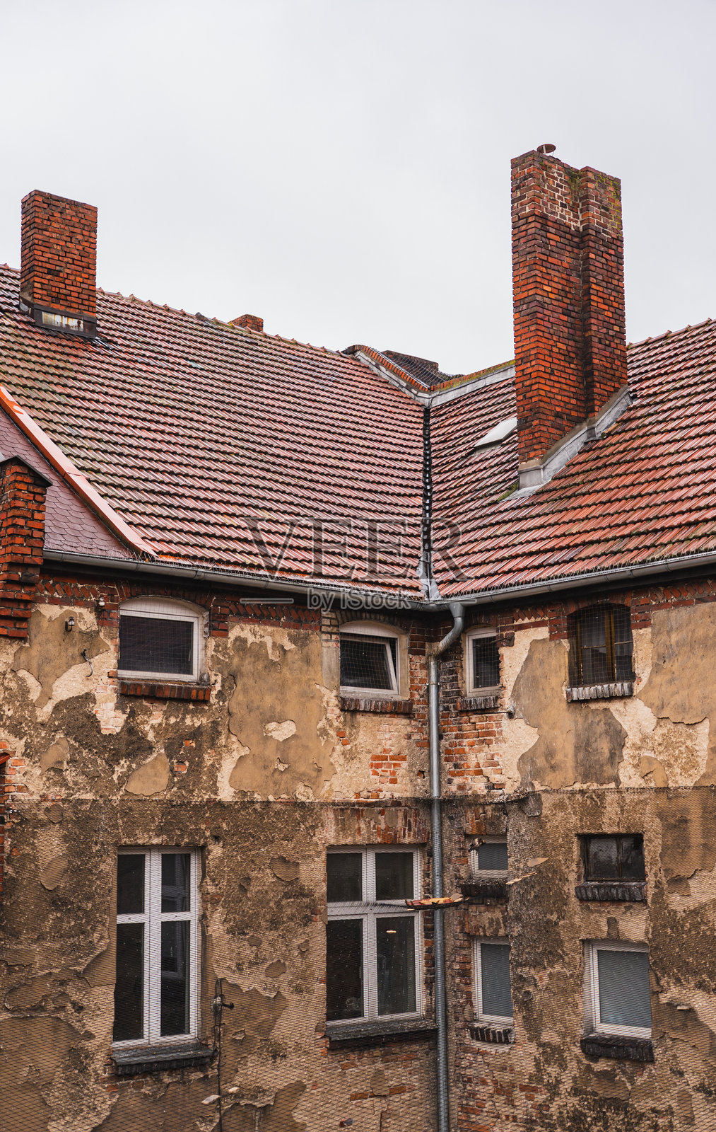 看得见的瓦顶的筒仓式公寓的顶层照片摄影图片