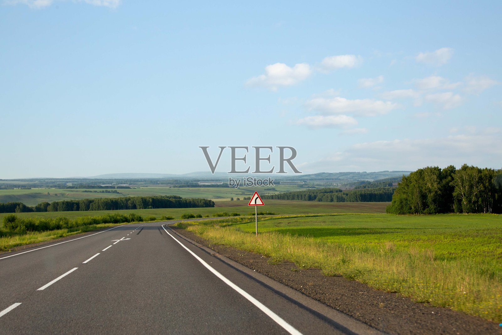 田野和风景如画的自然风光中的沥青乡村公路照片摄影图片