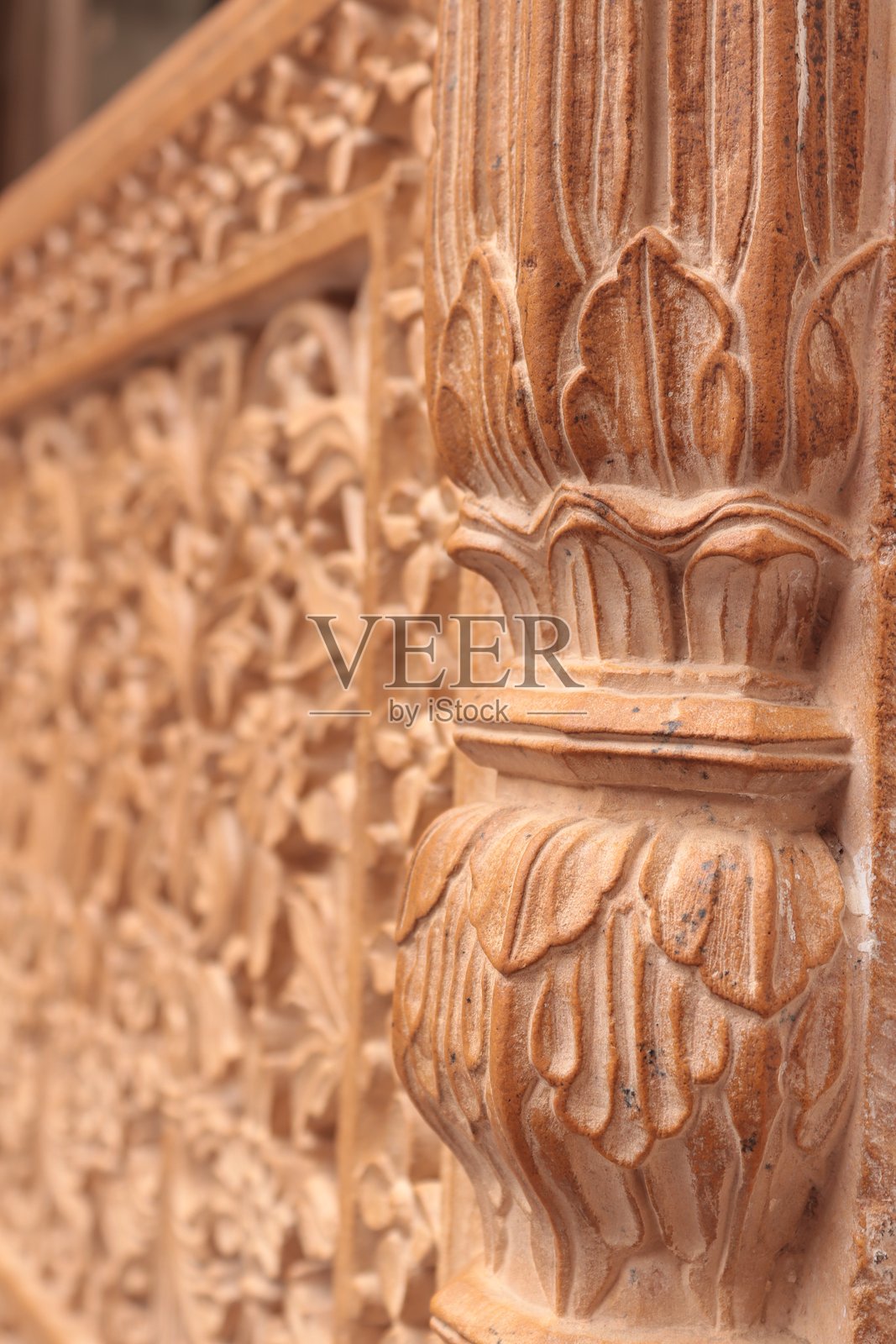 雕刻砂岩花卉浮雕与柱子细节——拉贾斯坦邦宫殿建筑照片摄影图片