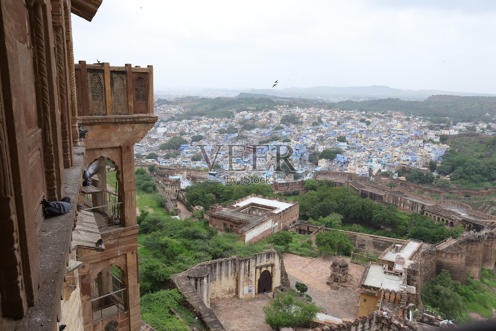 印度焦特布尔历史城堡俯瞰蓝色城市和宫殿建筑群的景观照片摄影图片