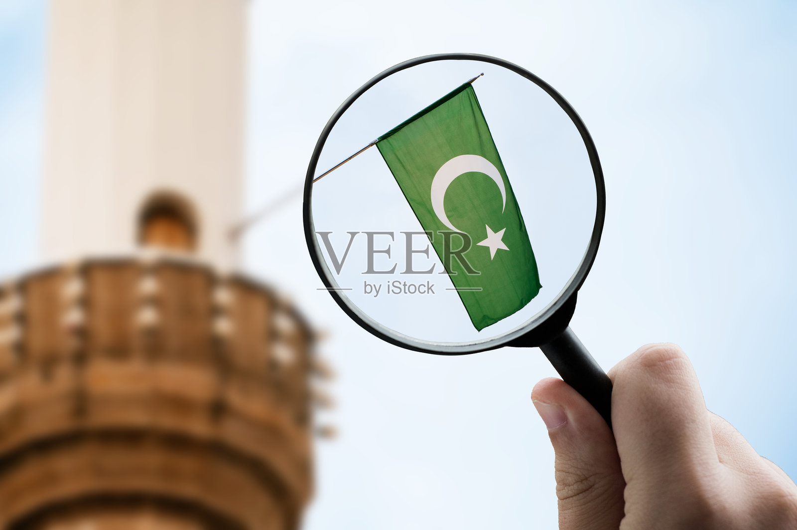 聚焦清真寺宣礼塔上的伊斯兰旗帜照片摄影图片