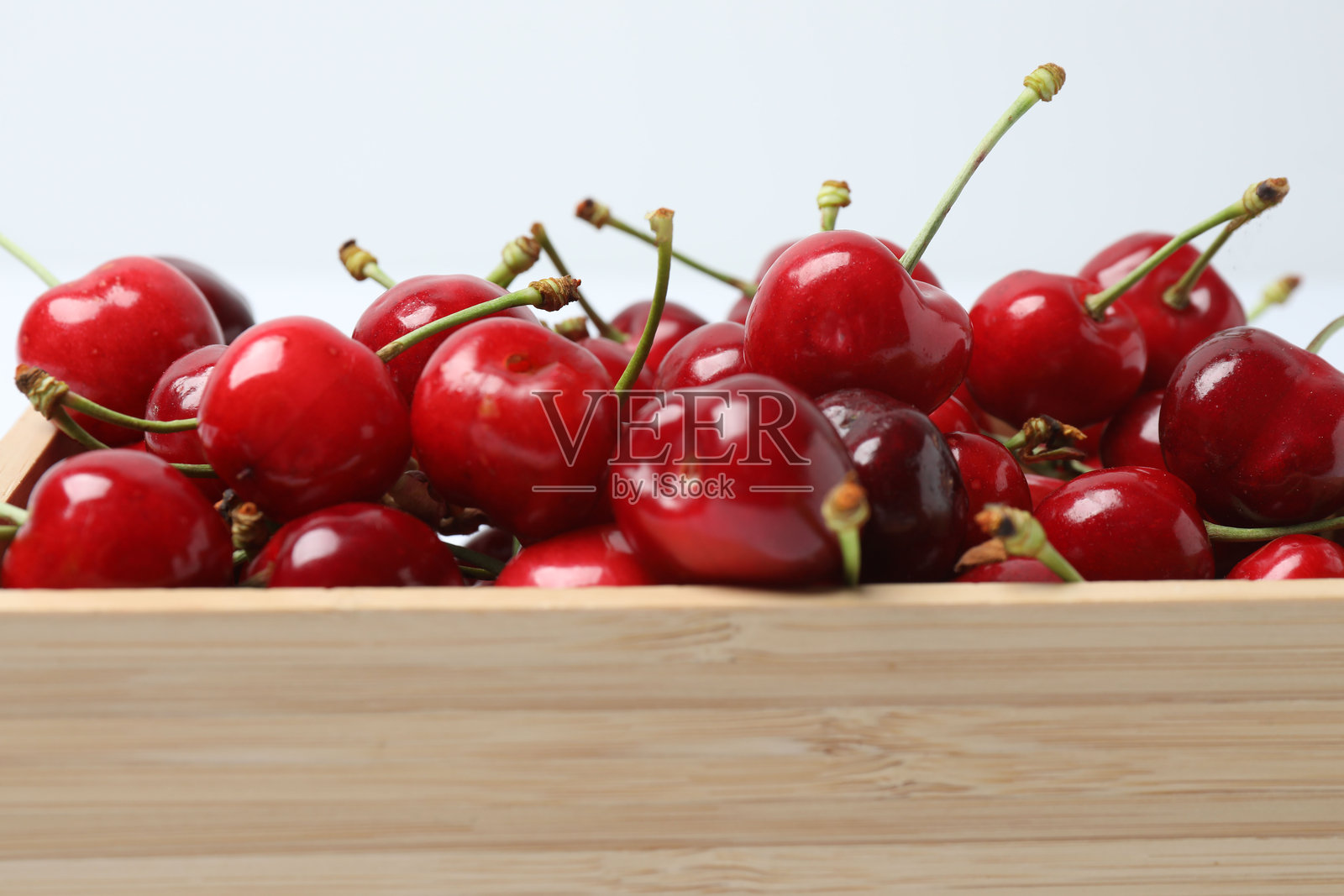 白色背景上的樱桃托盘照片摄影图片