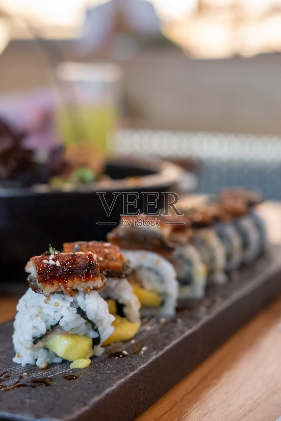 盘子上摆放的鳗鱼寿司卷照片摄影图片