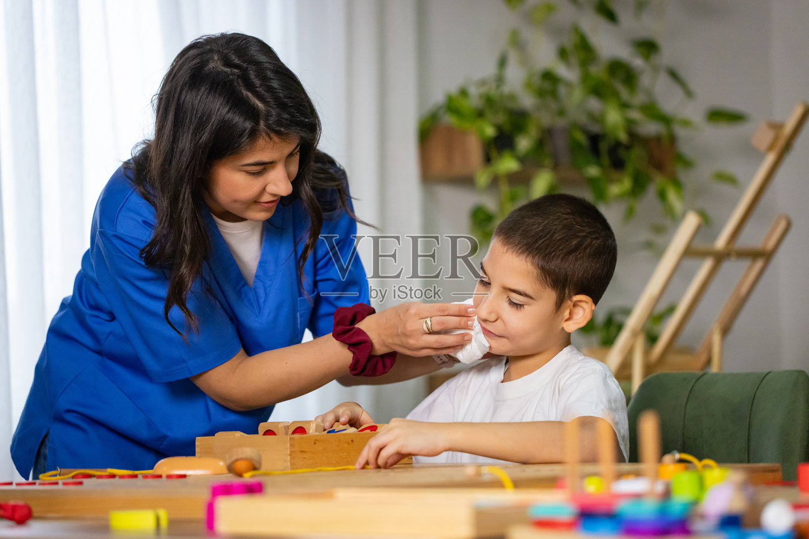 护士与自闭症男孩的感官趣味互动照片摄影图片