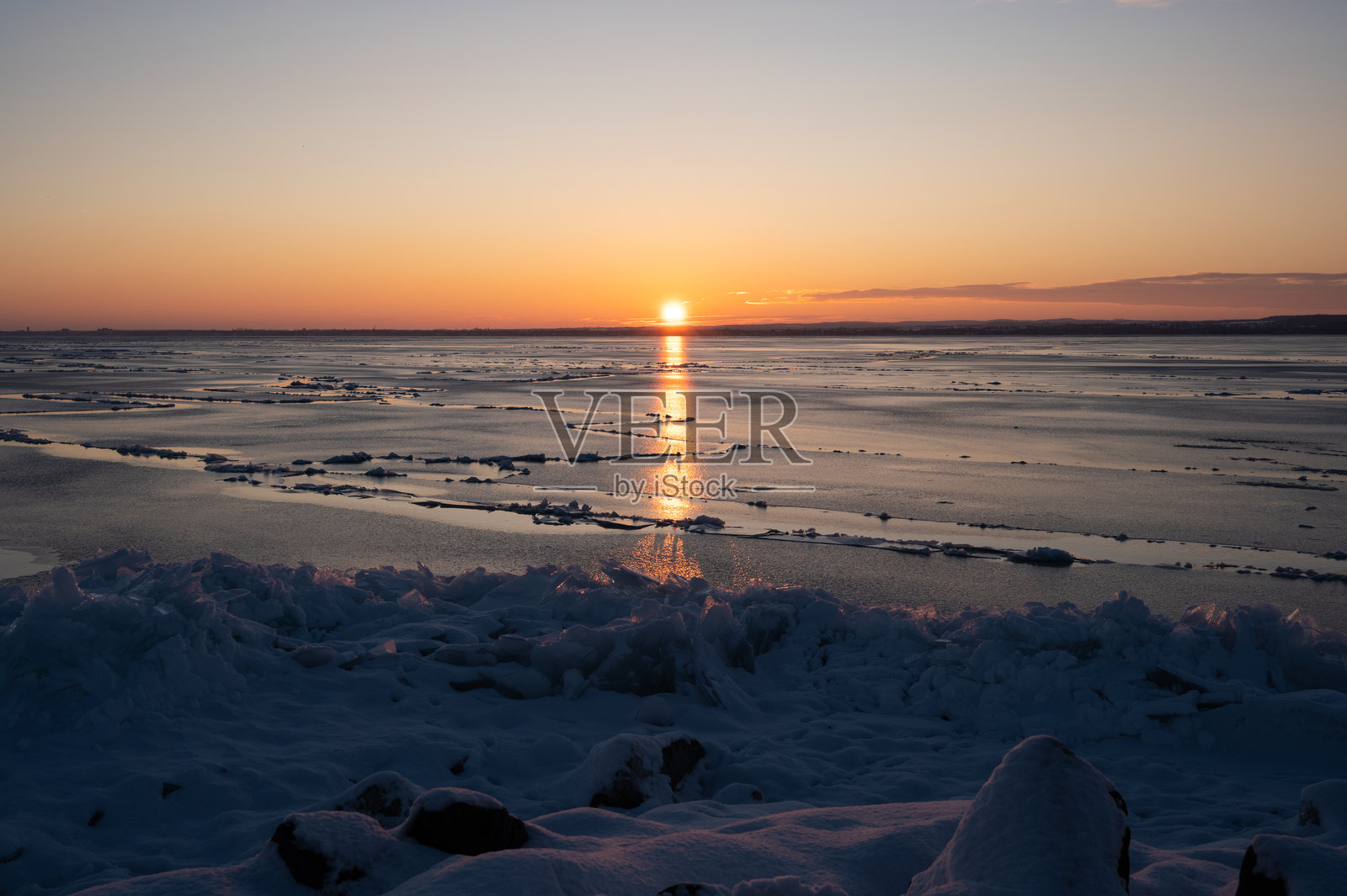 冬季巴拉顿湖的日出倒影照片摄影图片