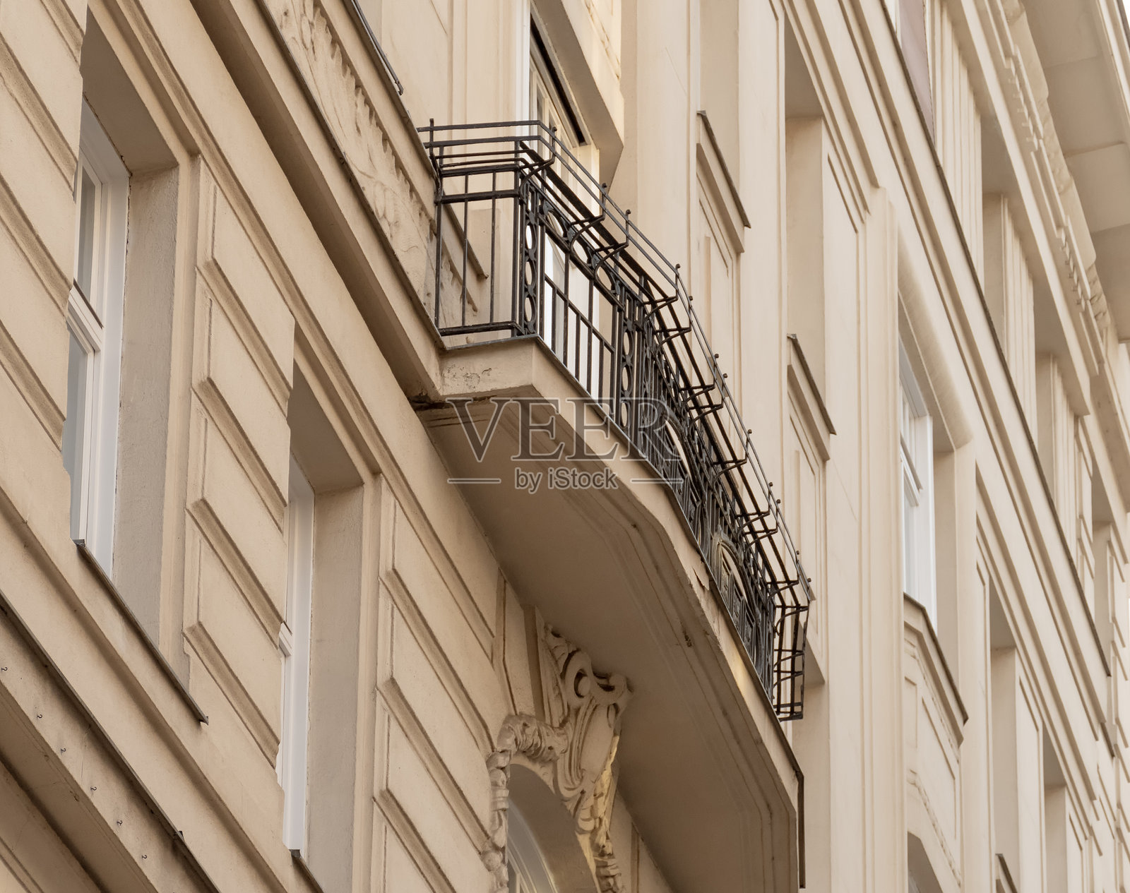 古老建筑的立面碎片,带有角落阳台和装饰性建筑元素照片摄影图片