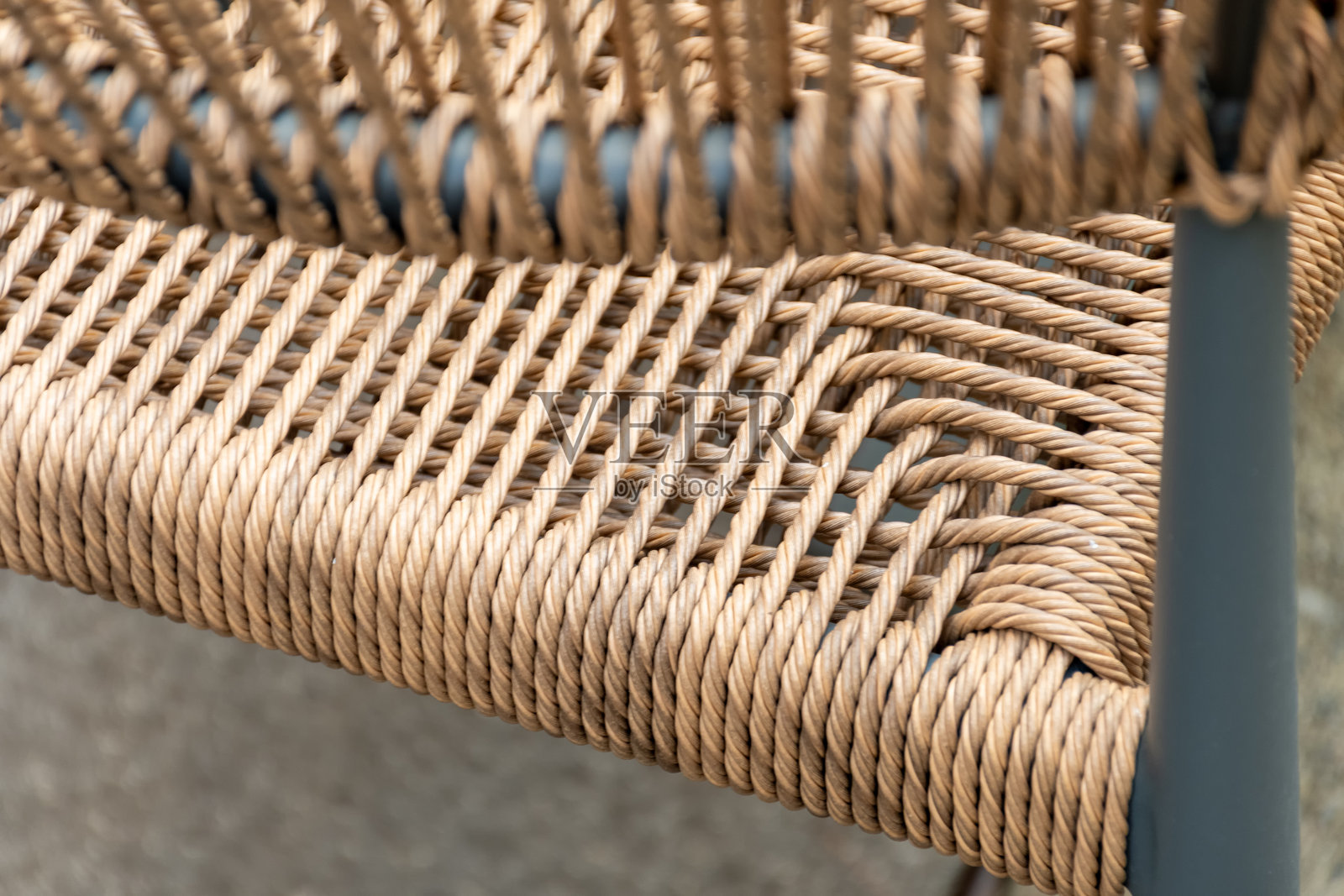 藤椅编织座椅的细节视图,具有几何图案和密集的编织照片摄影图片