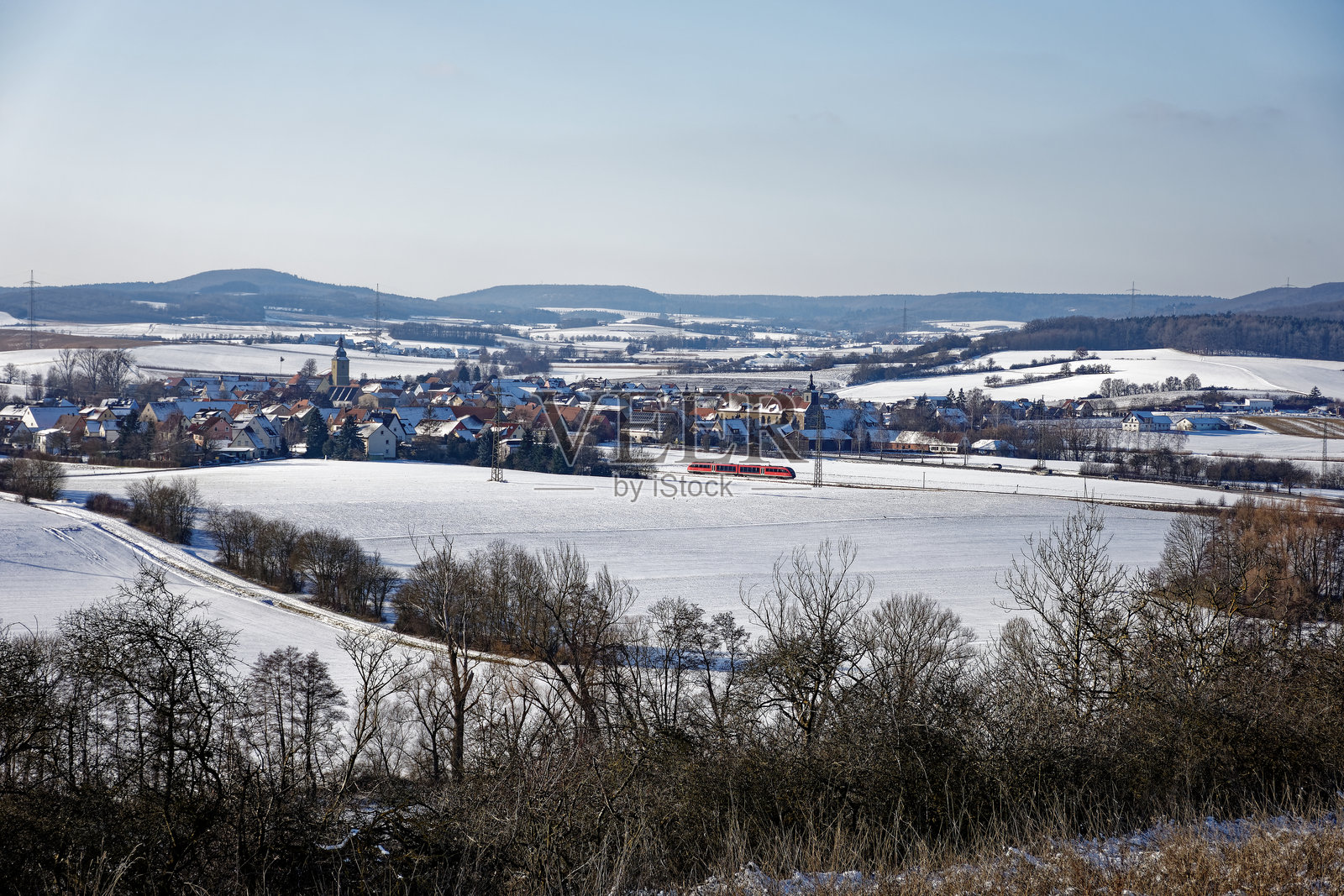 覆盖着雪的巴伐利亚村庄的冬季景观照片摄影图片