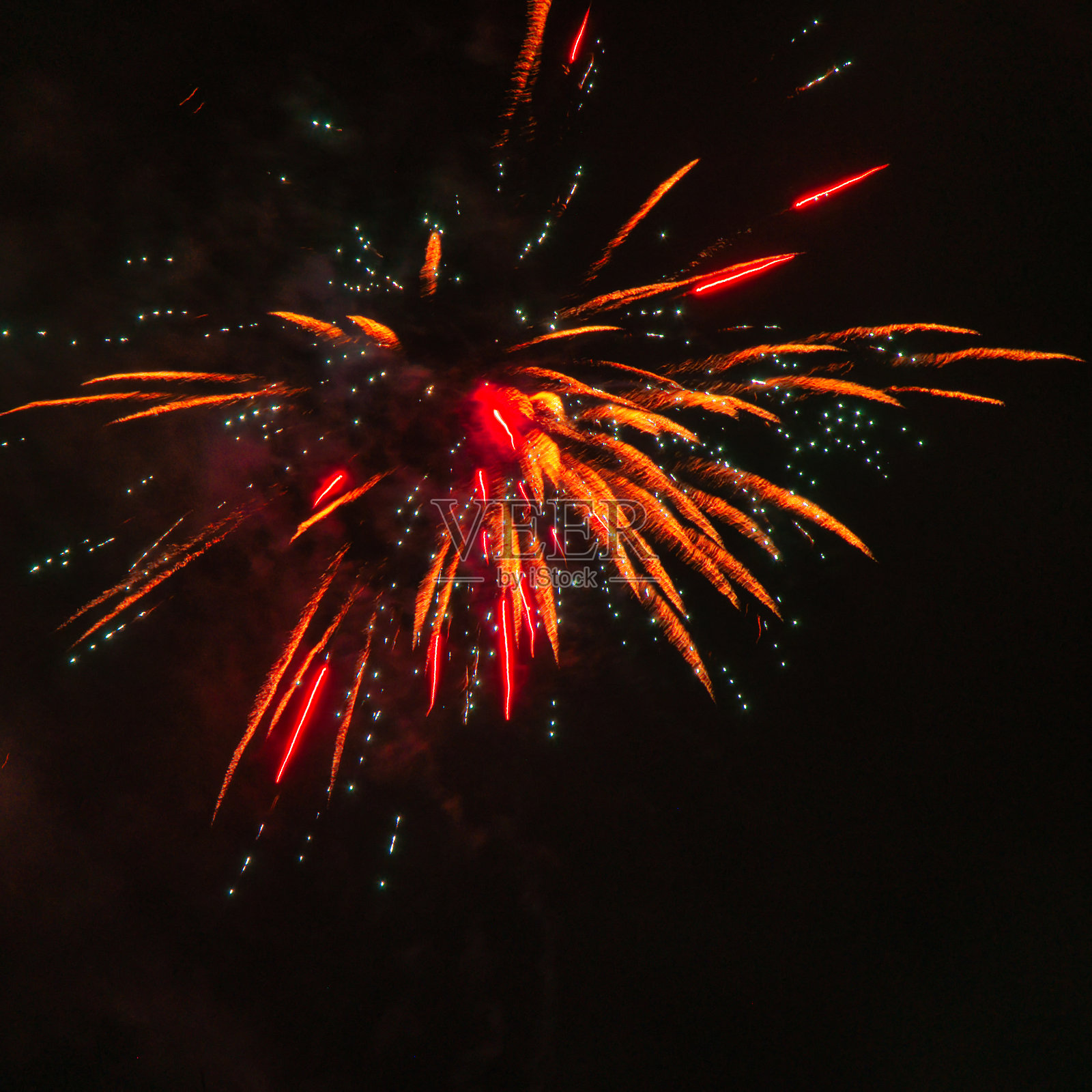 夜空中壮观的烟花爆炸,带有橙色和绿色的光轨照片摄影图片