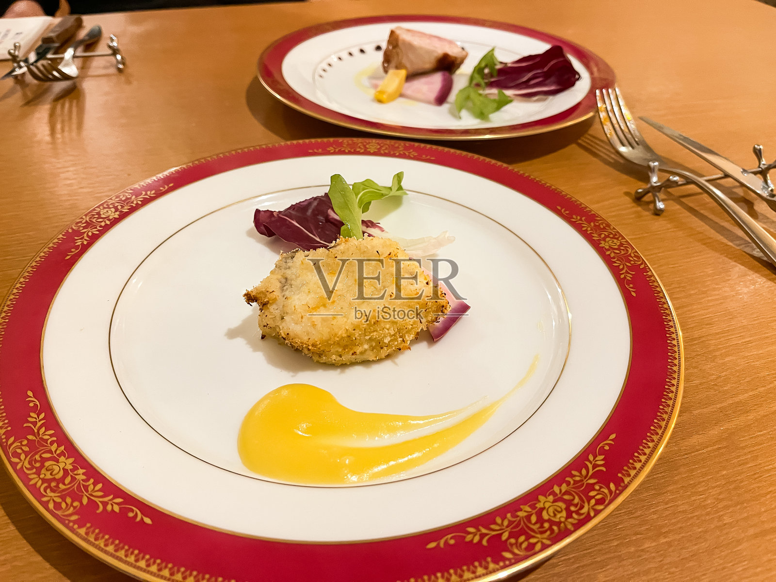 一份淋有柑橘酱的炸剑鱼排。照片摄影图片