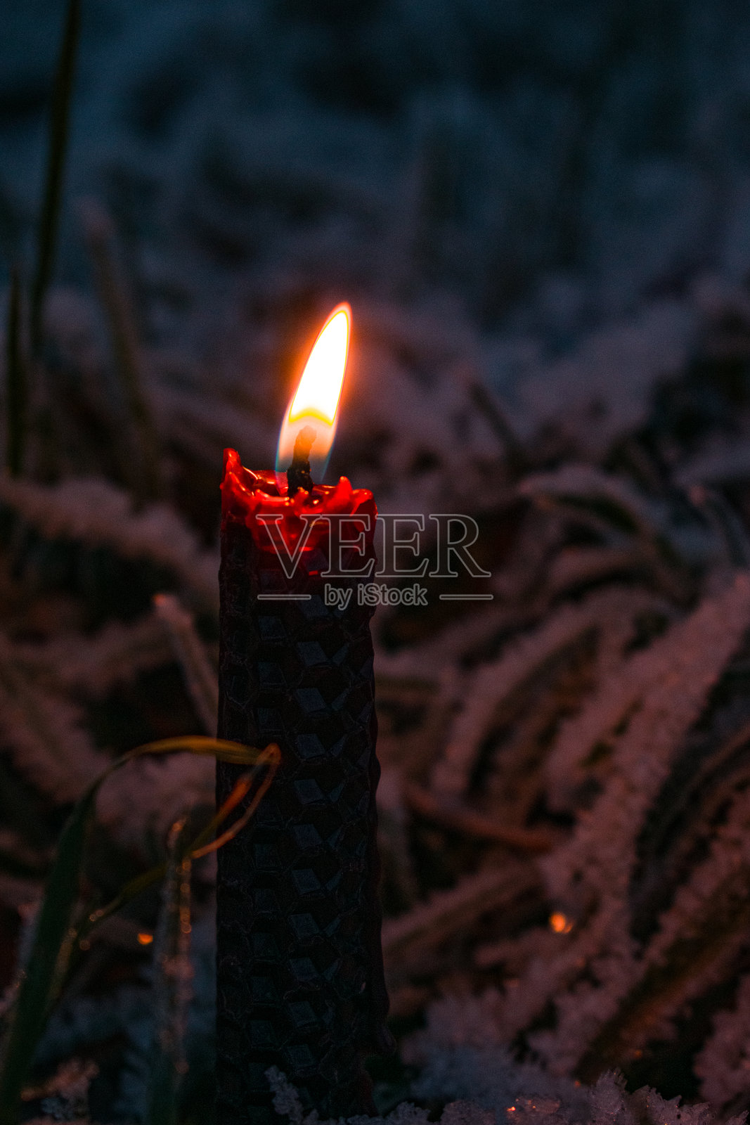 黑暗忧郁氛围下燃烧的红色蜂蜡蜡烛火焰,微距特写照片摄影图片