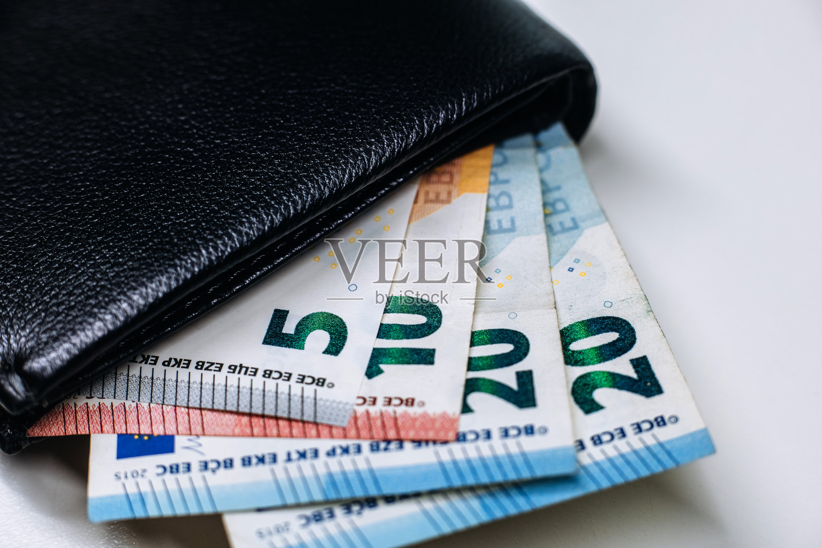 拉开拉链的黑色皮质钱包里装着几张纸币照片摄影图片