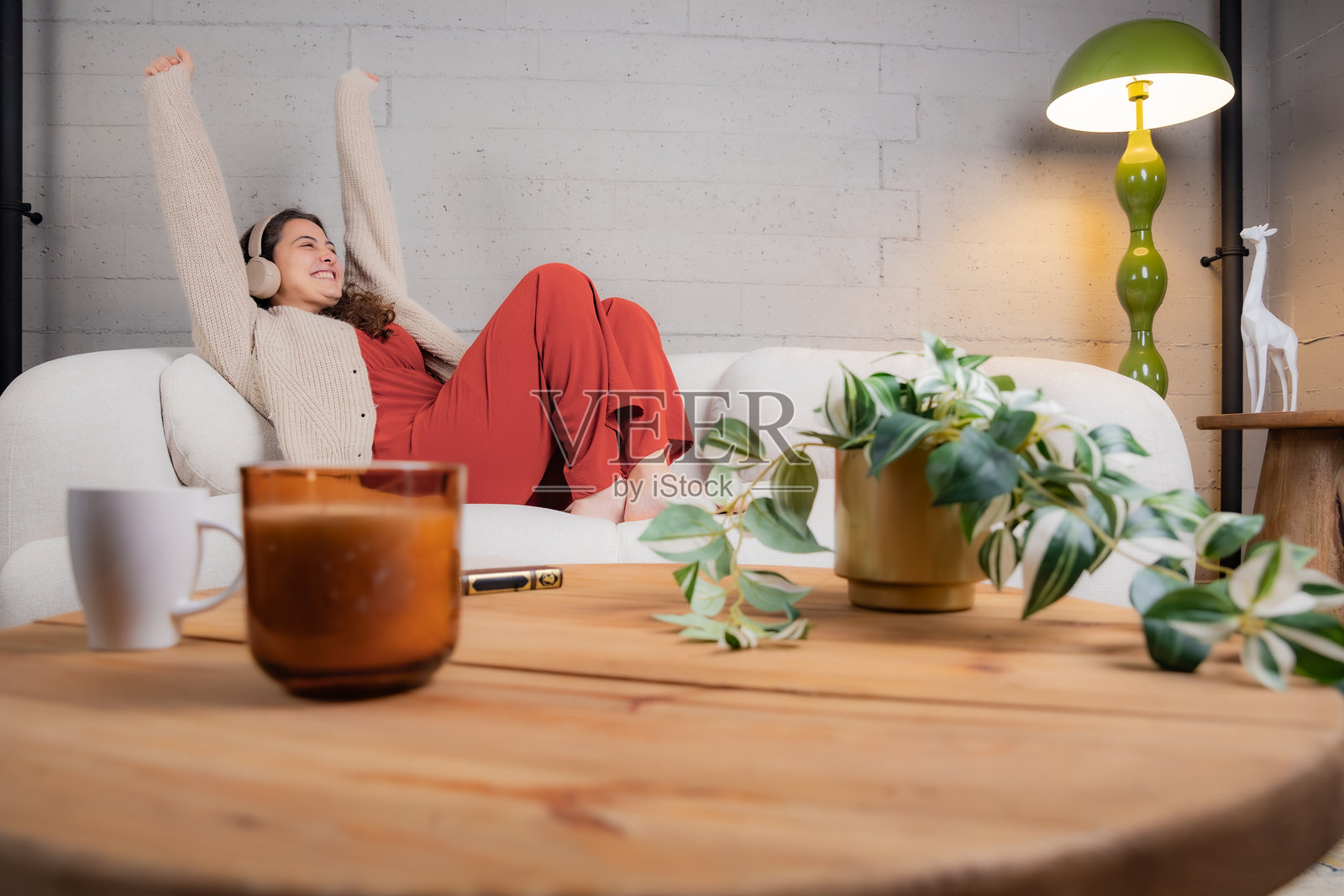 快乐的女人在家听音乐放松照片摄影图片